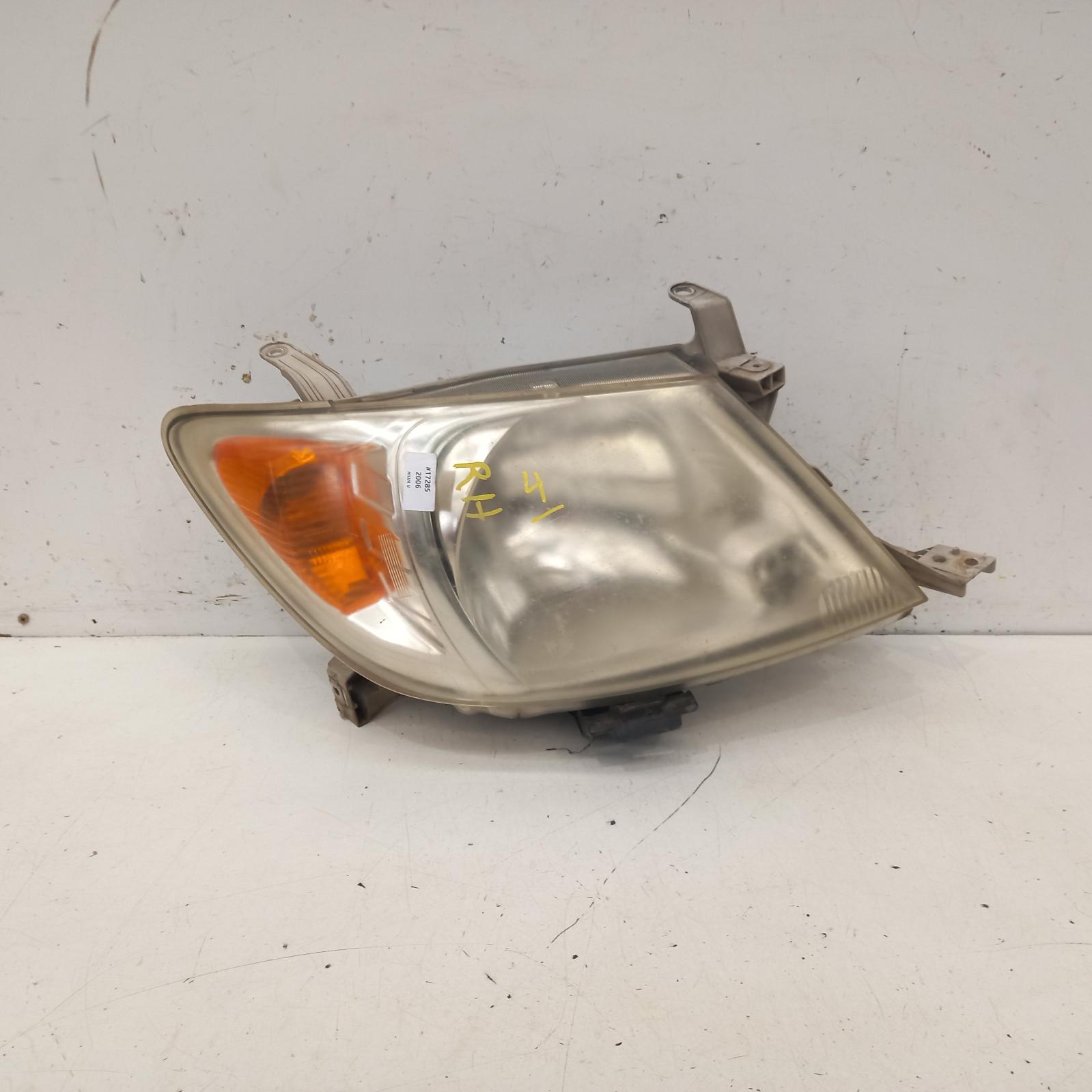 View Auto part Right Headlamp Toyota Hilux 2006