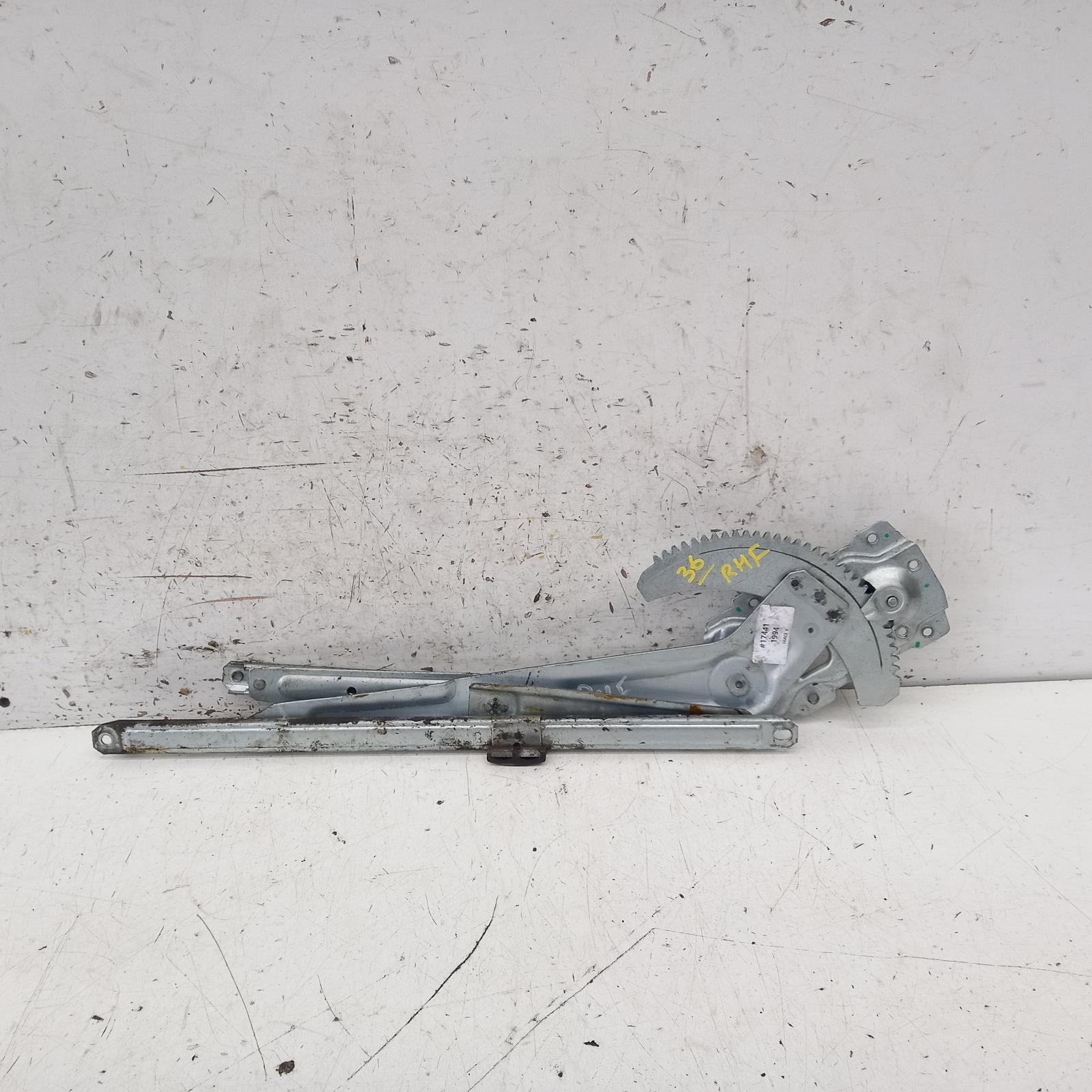 View Auto part Right Front Window Reg/Motor Toyota Hiace 1994