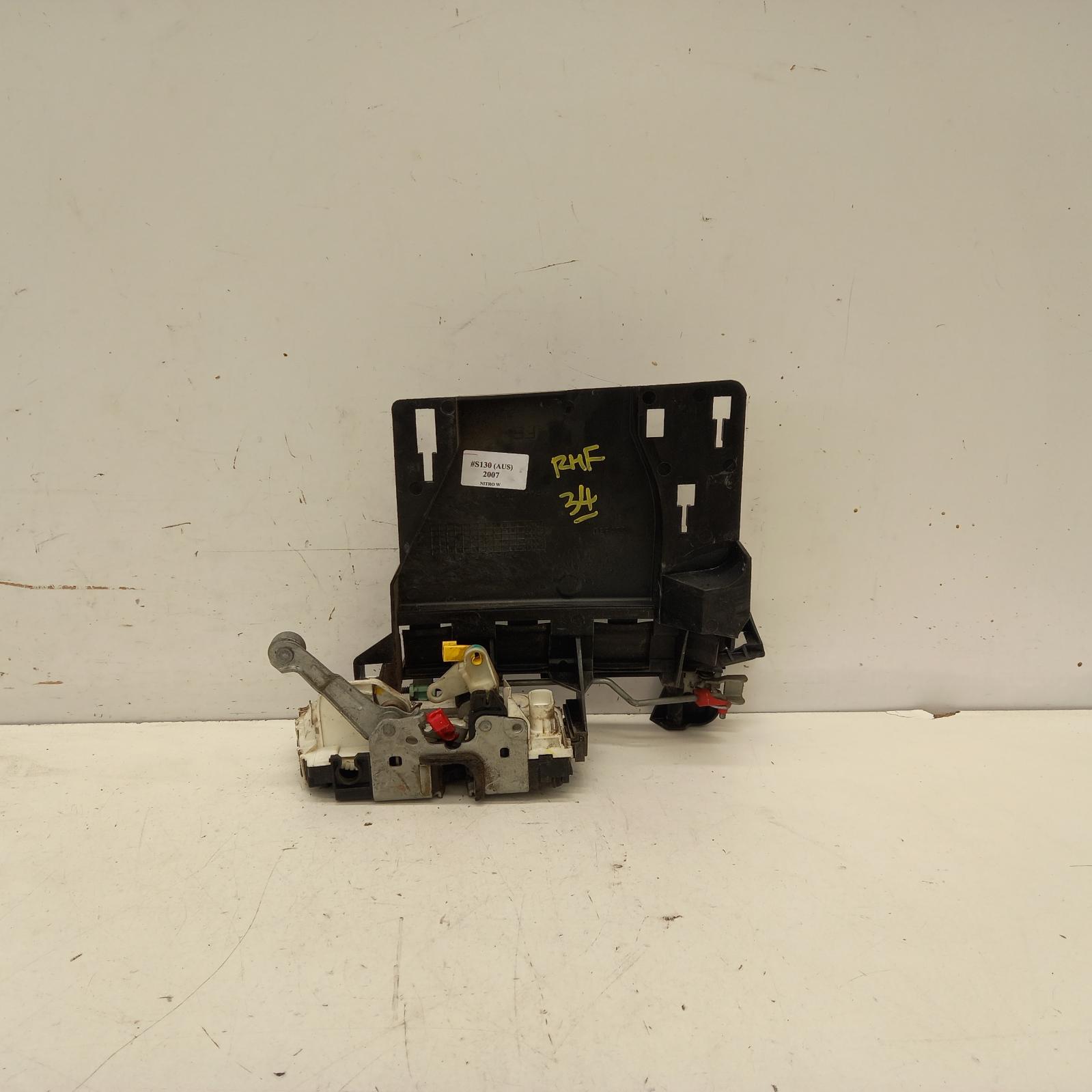 View Auto part Door/Boot/Gate Lock Dodge Nitro 2007