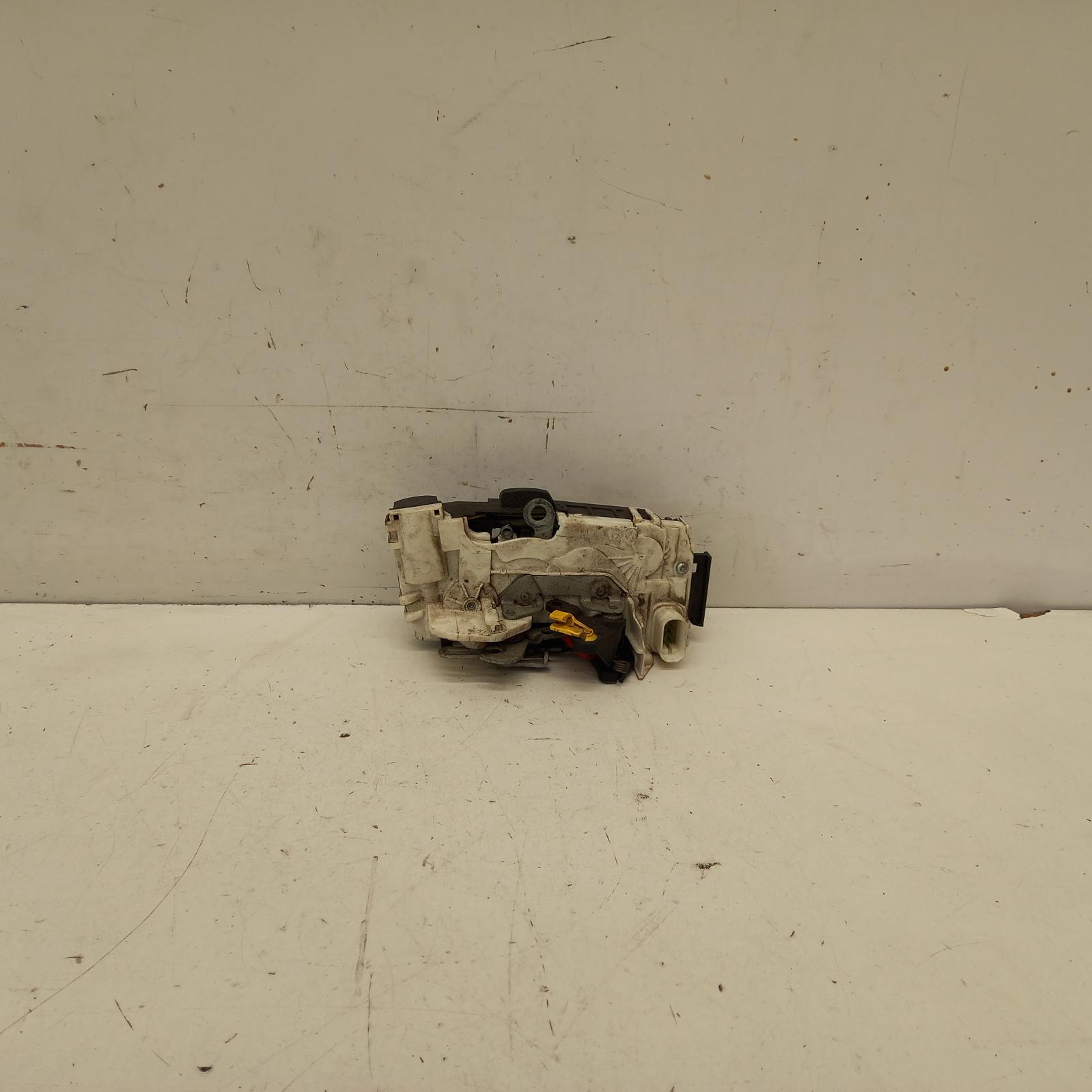 View Auto part Door/Boot/Gate Lock Dodge Nitro 2007