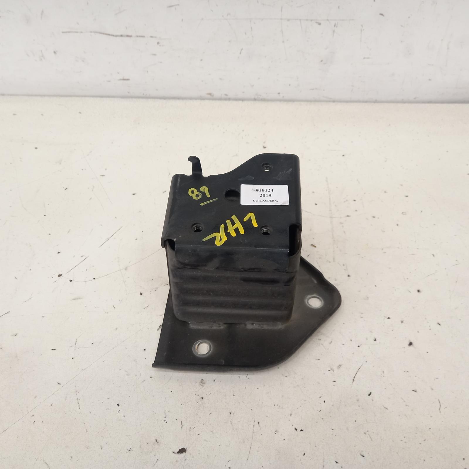 View Auto part R/Bar Bracket/Reinfo Mitsubishi Outlander 2019