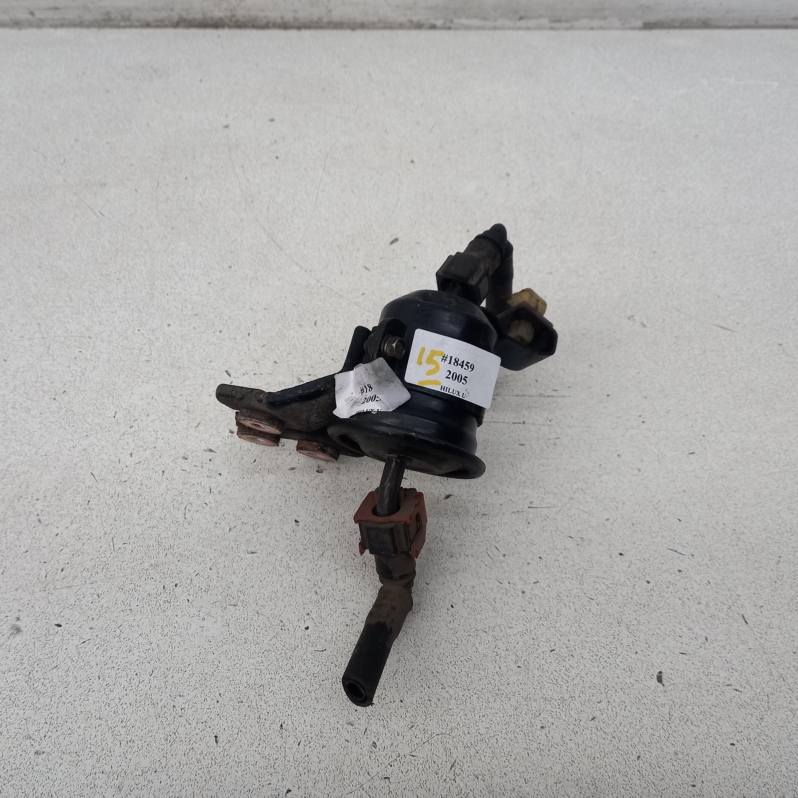 View Auto part Fuel Filter Housing Toyota Hilux 2005