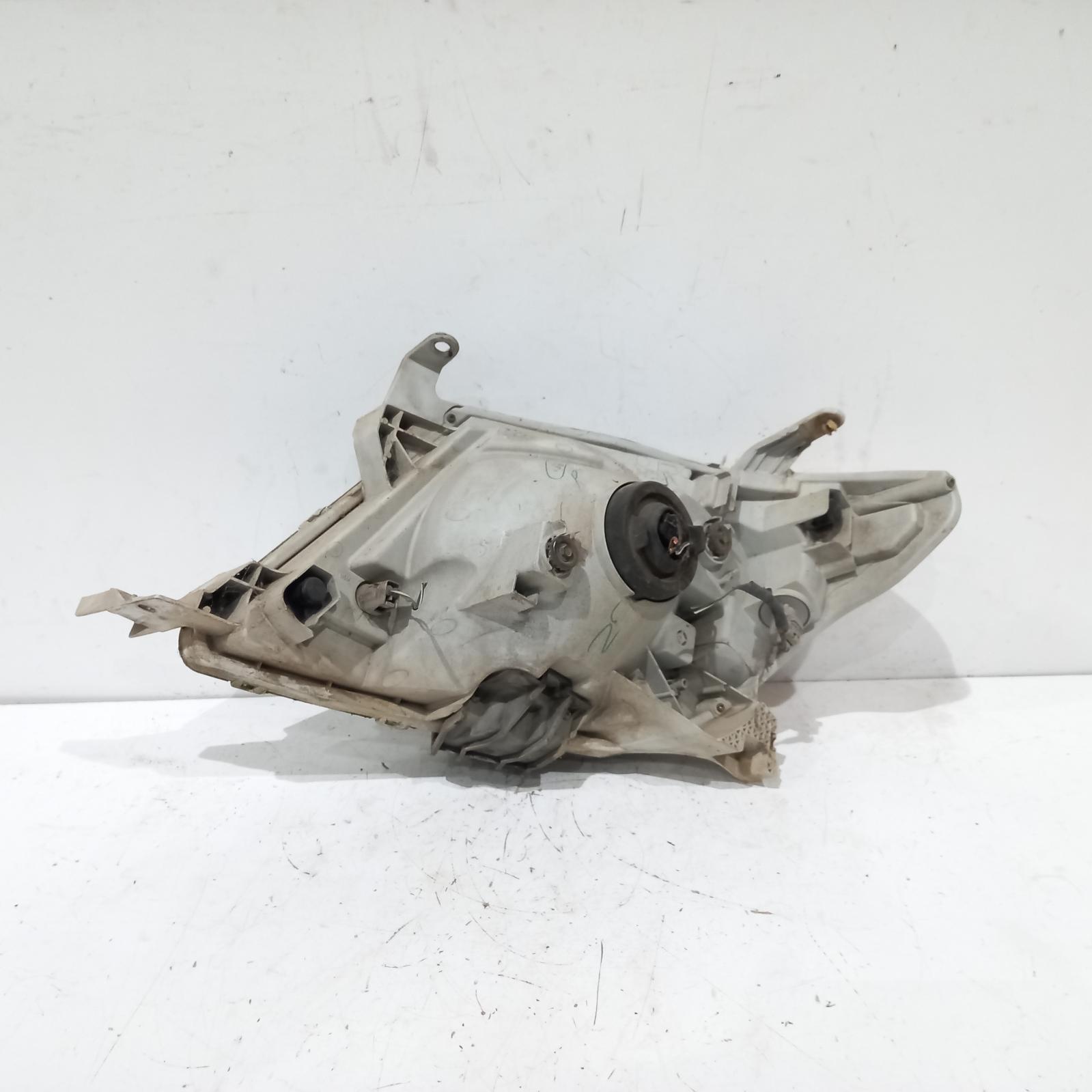 View Auto part Right Headlamp Toyota Hilux 2005