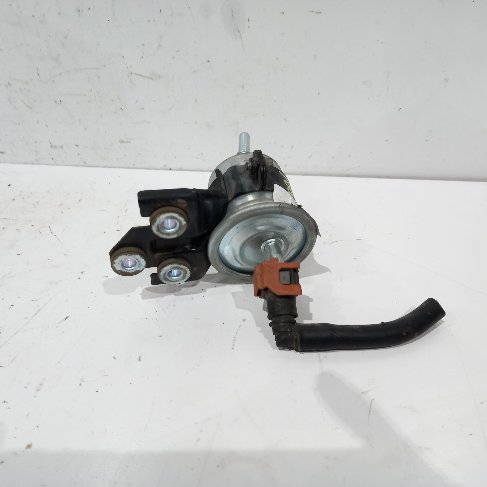 View Auto part Fuel Filter Housing Toyota Hilux 2005
