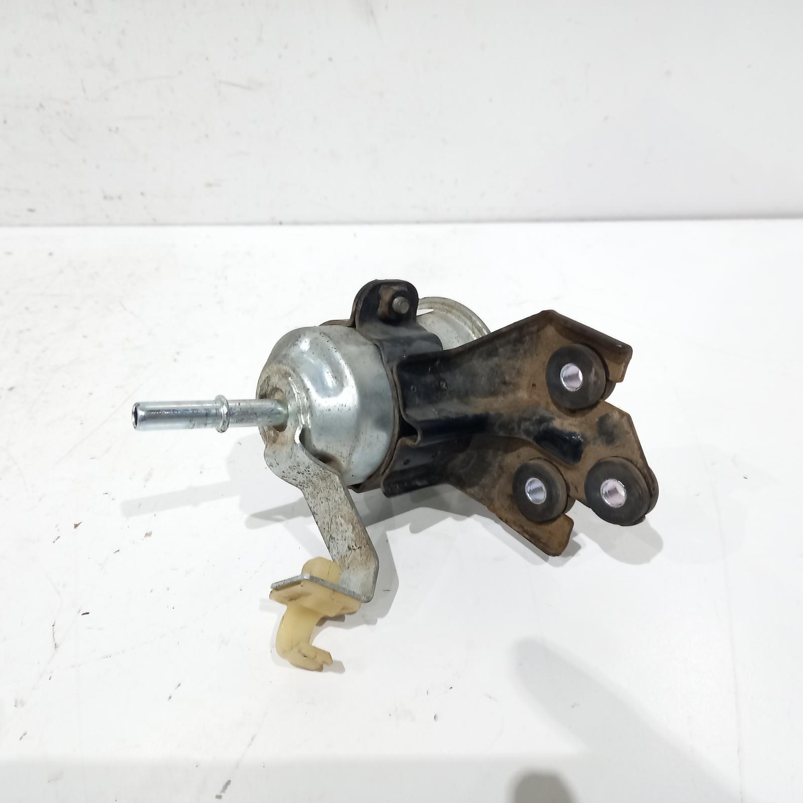 View Auto part Fuel Filter Housing Toyota Hilux 2005