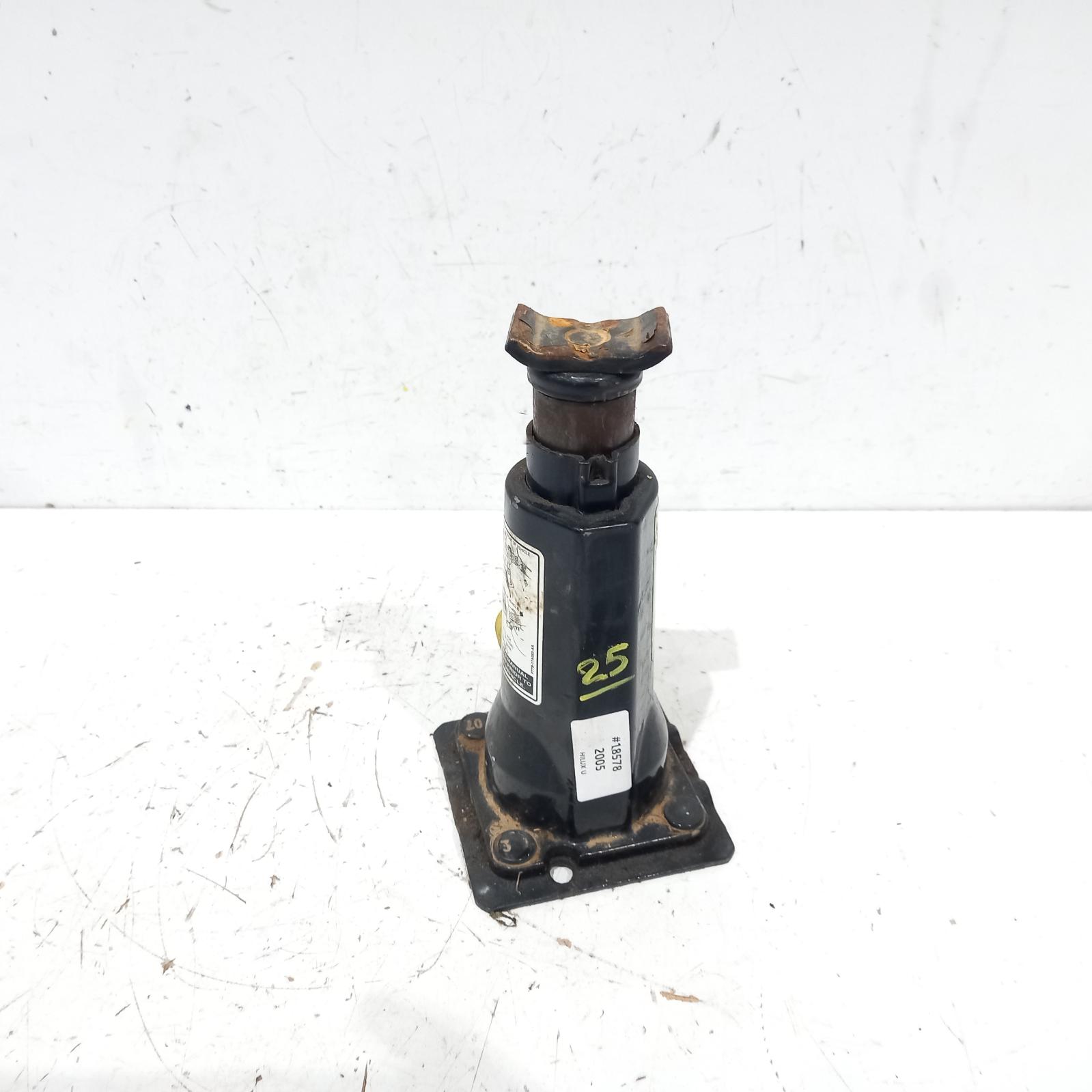 View Auto part Jack Toyota Hilux 2005