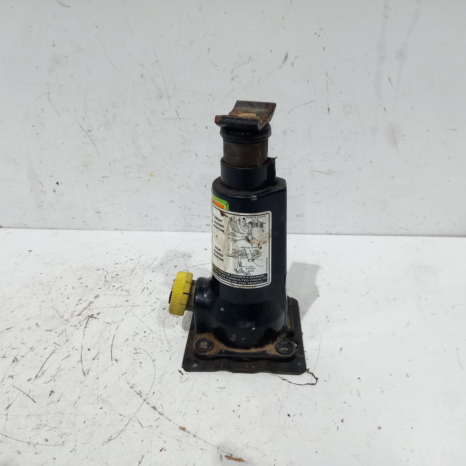 View Auto part Jack Toyota Hilux 2005
