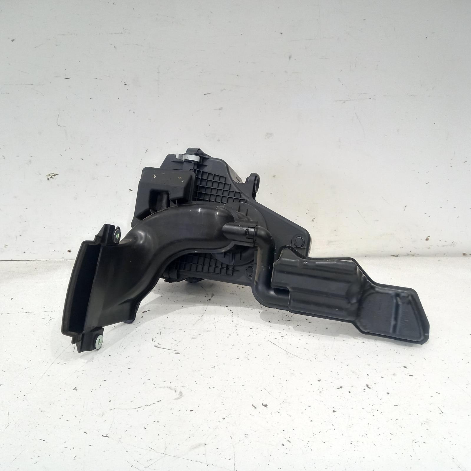 View Auto part Air Cleaner/Box Mazda 3 2020