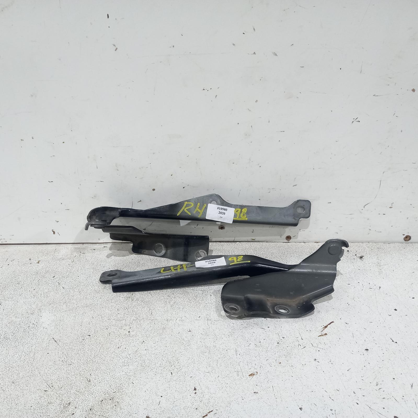 View Auto part Bonnet Hinge/Strut Mazda 3 2020