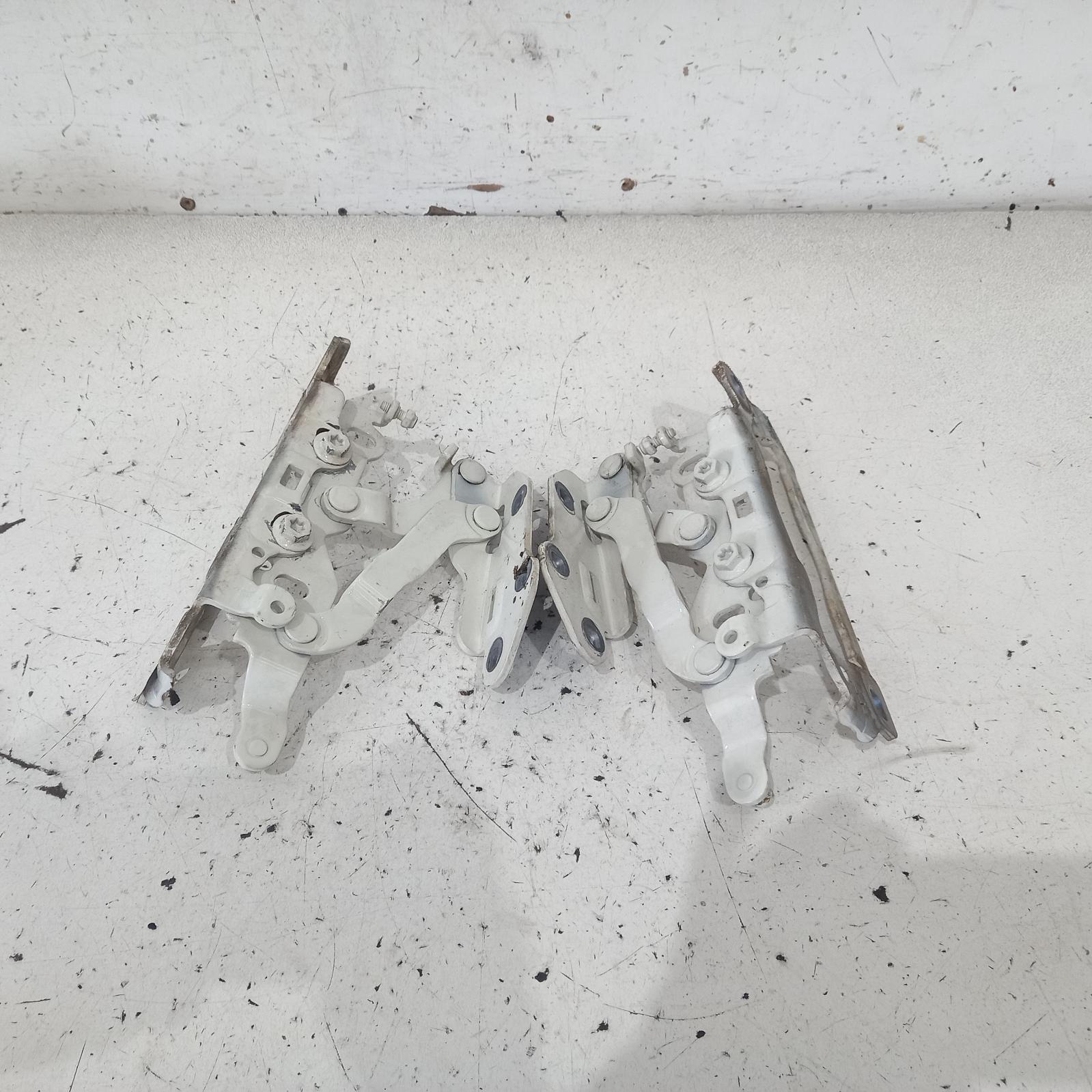 View Auto part Bonnet Hinge/Strut Mercedes C Class 2011