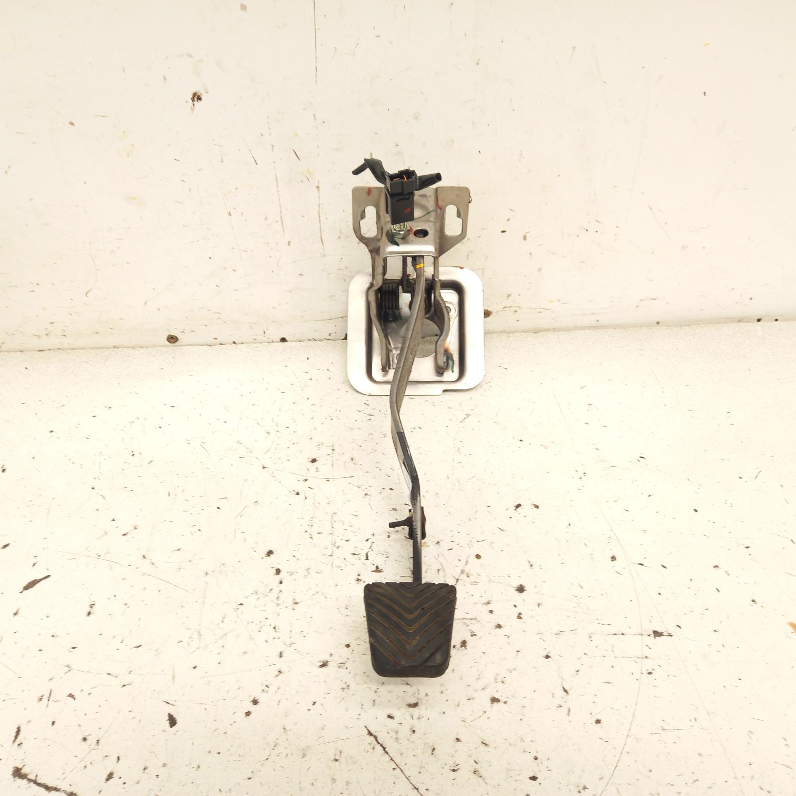 View Auto part Pedal Assembly Mitsubishi Triton 2015