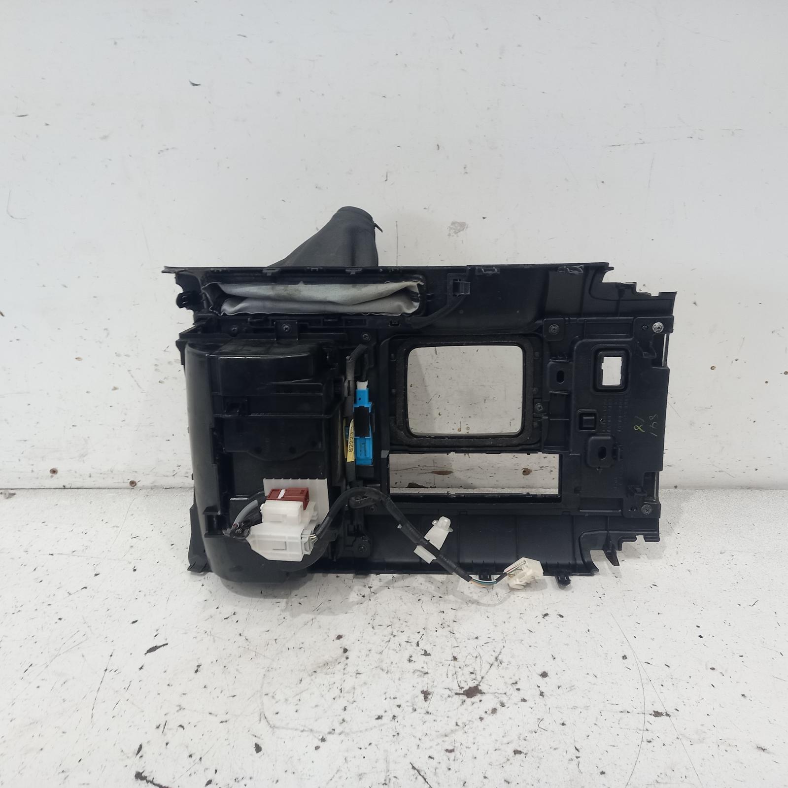 View Auto part Console Toyota Landcruiser 2009