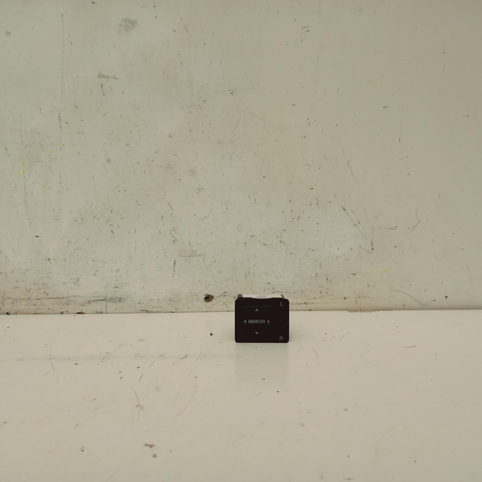 View Auto part Misc Switch/Relay Toyota Hiace 2002