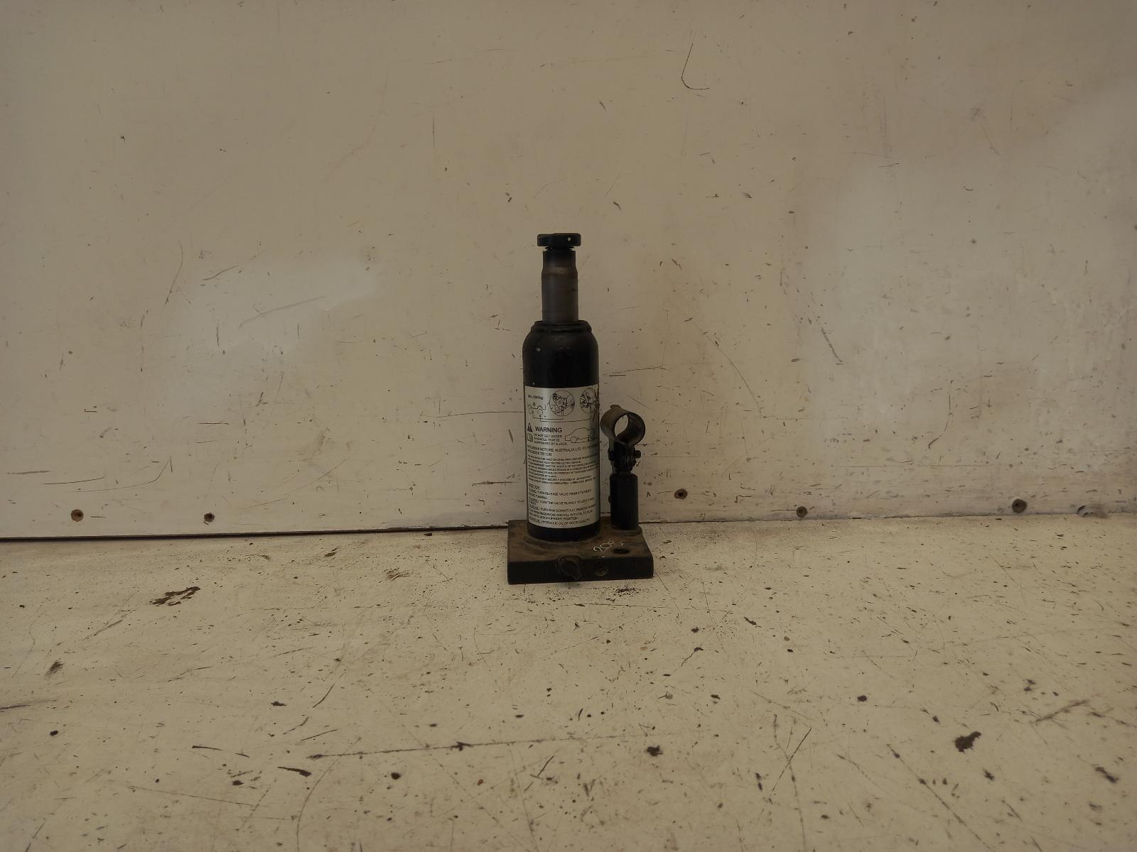 View Auto part Jack Mitsubishi Triton 2013