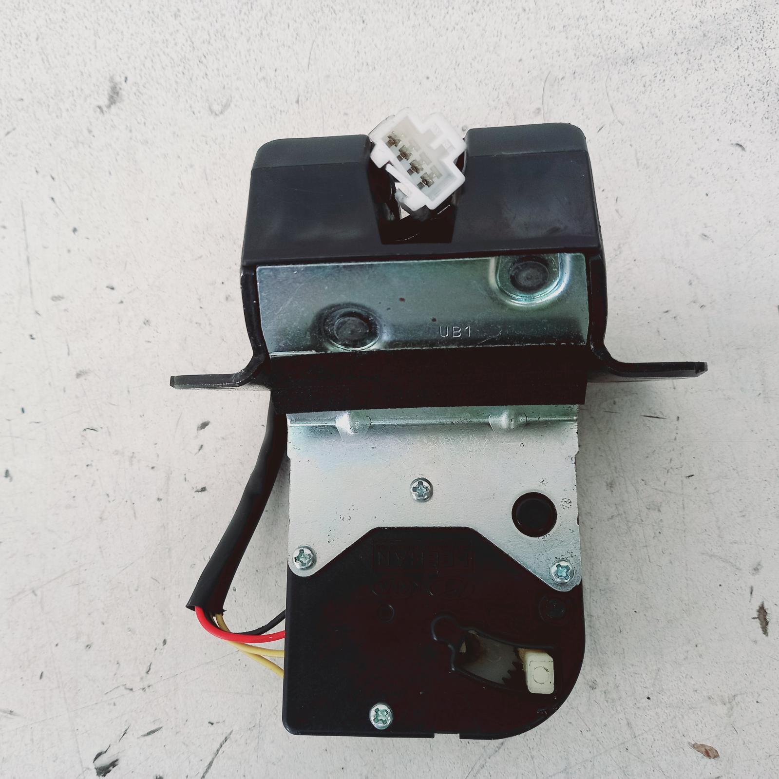 View Auto part Door/Boot/Gate Lock Kia Rio 2012