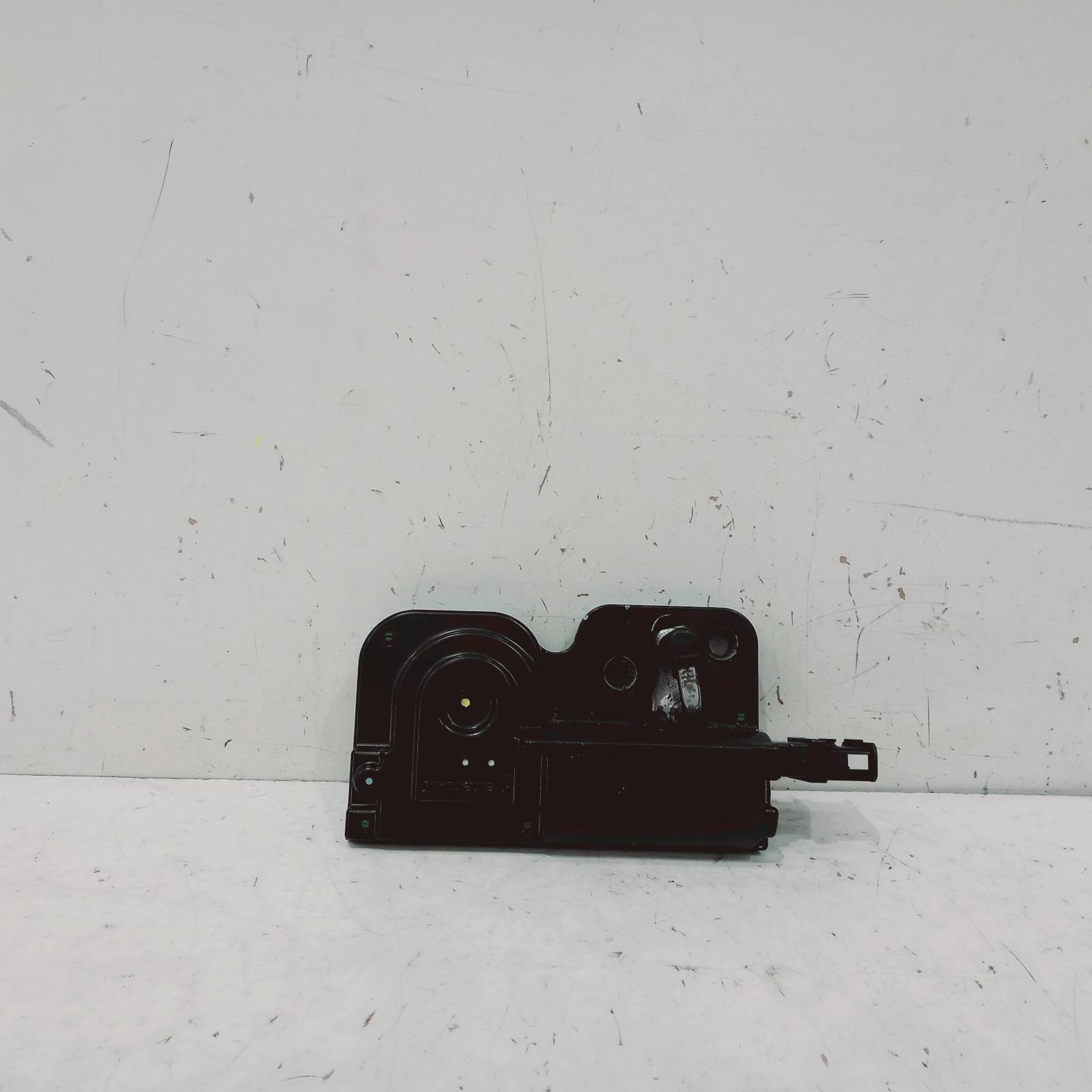 View Auto part Door/Boot/Gate Lock Porsche Cayenne 2008