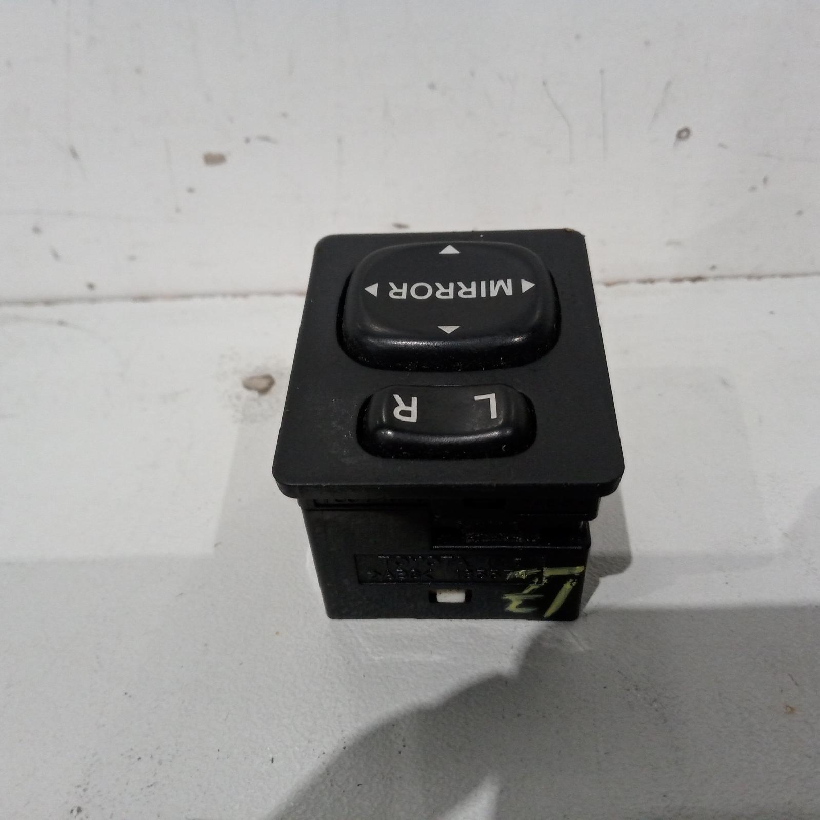 View Auto part Misc Switch/Relay Toyota Hiace 2011