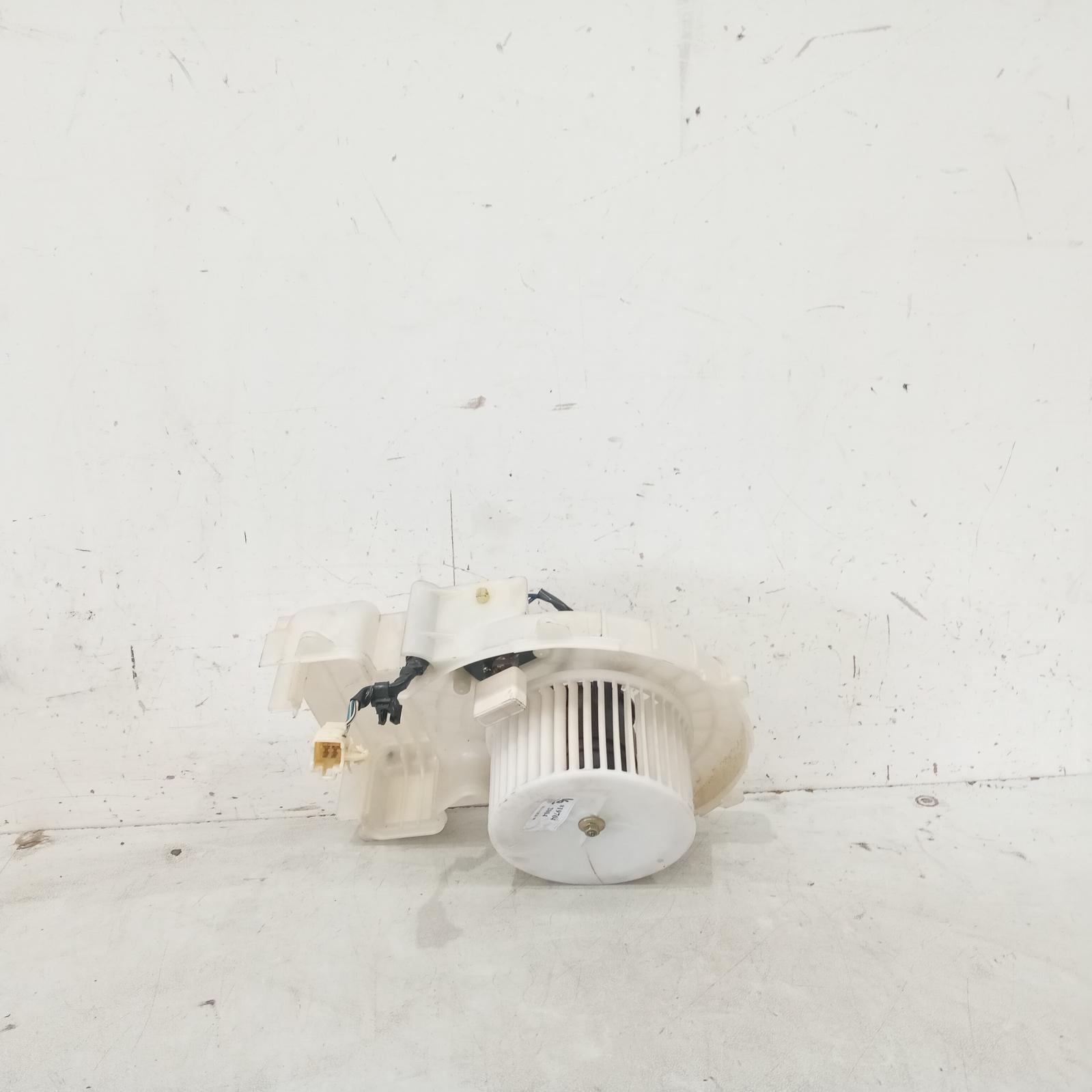 View Auto part Heater Fan Motor Toyota Kluger 2004