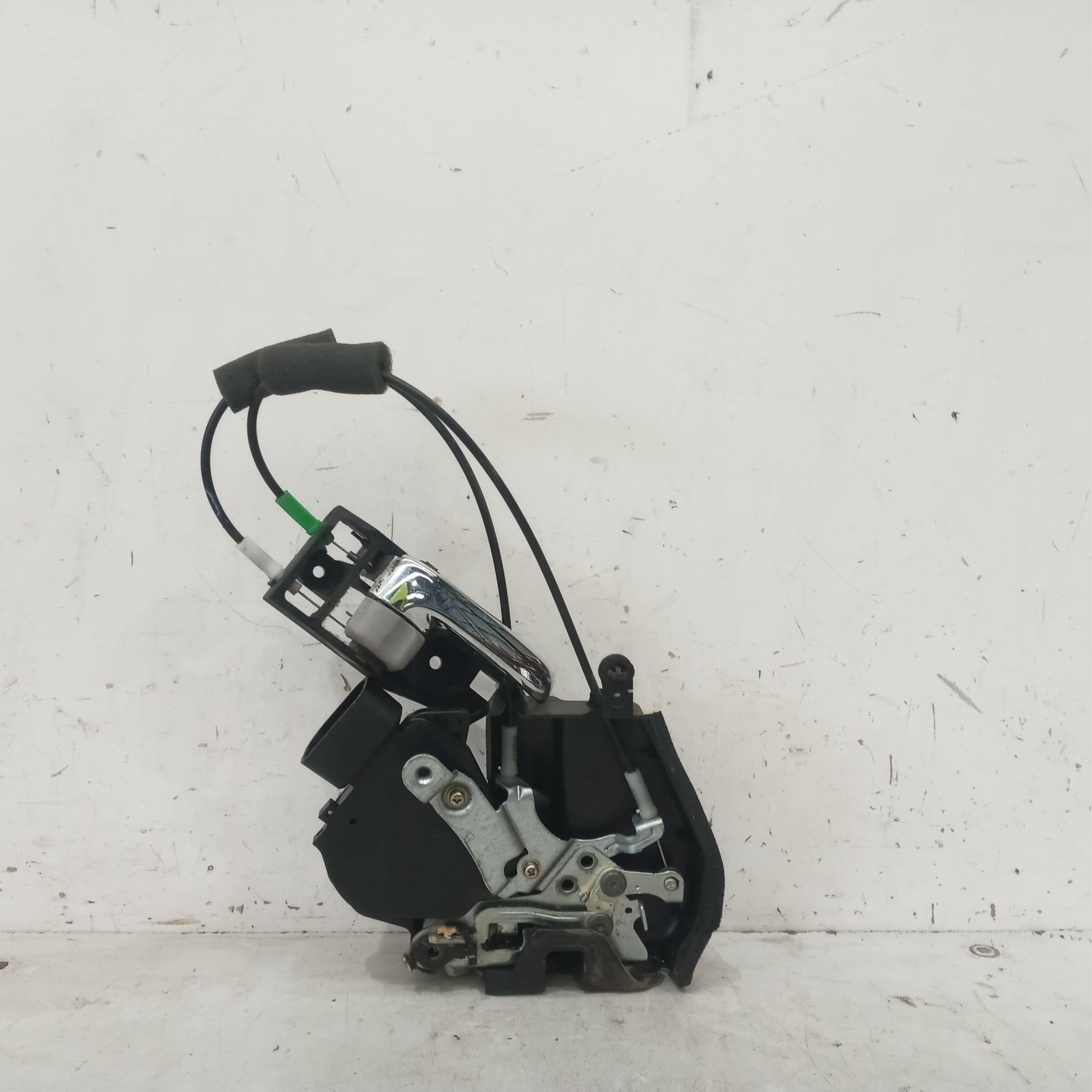 View Auto part Door/Boot/Gate Lock Toyota Kluger 2004