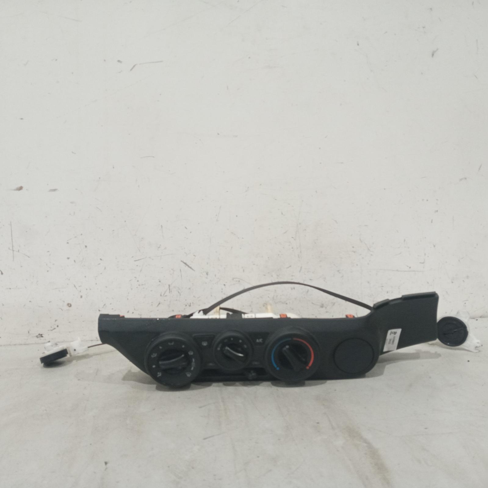 2022 Toyota Hilux Heater/Ac Controls View Auto part Heater/Ac Controls Toyota Hilux 2022