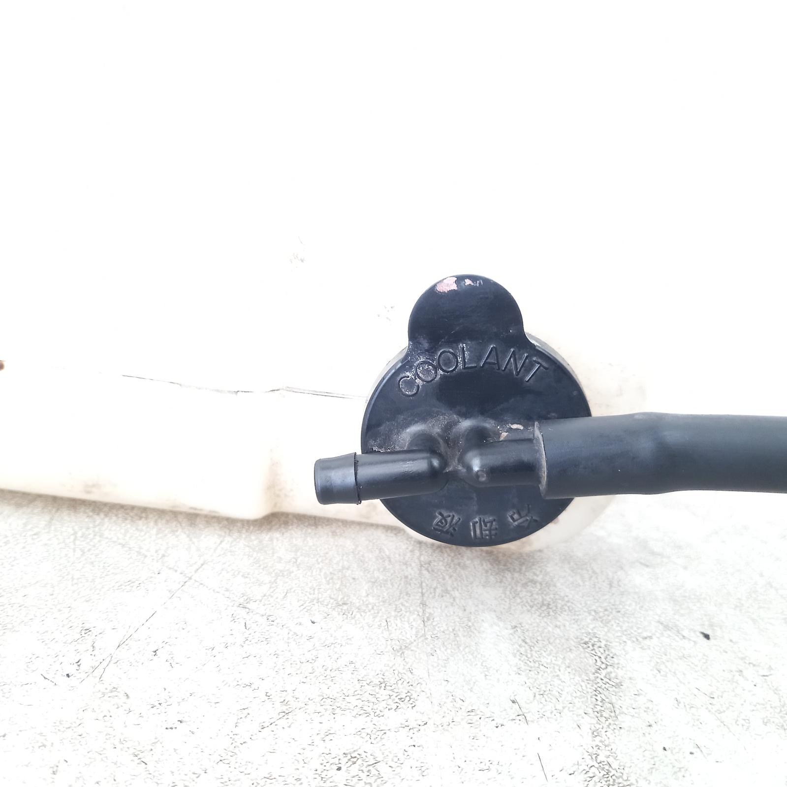 2008 Toyota Hilux Overflow Bottle View Auto part Overflow Bottle Toyota Hilux 2008
