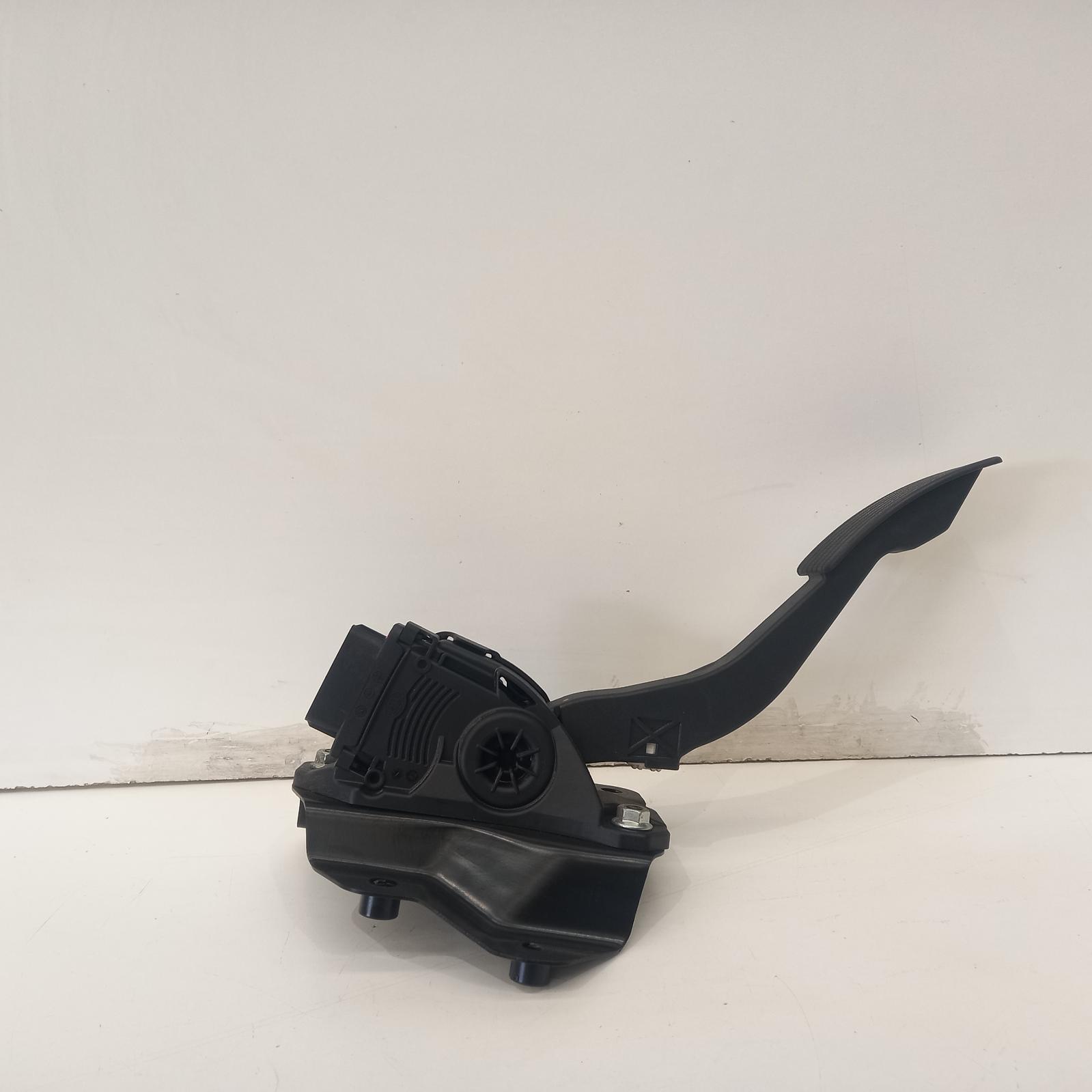 View Auto part Pedal Assembly Mitsubishi Triton 2015