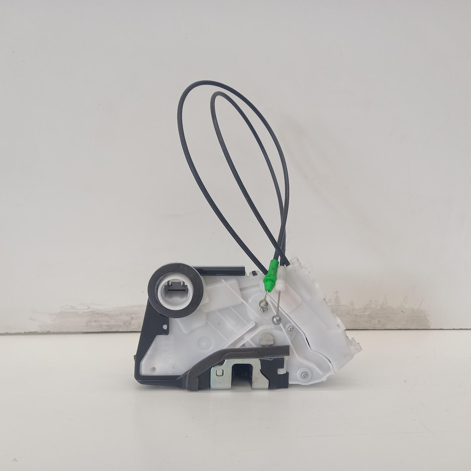 View Auto part Door/Boot/Gate Lock Toyota Yaris 2015