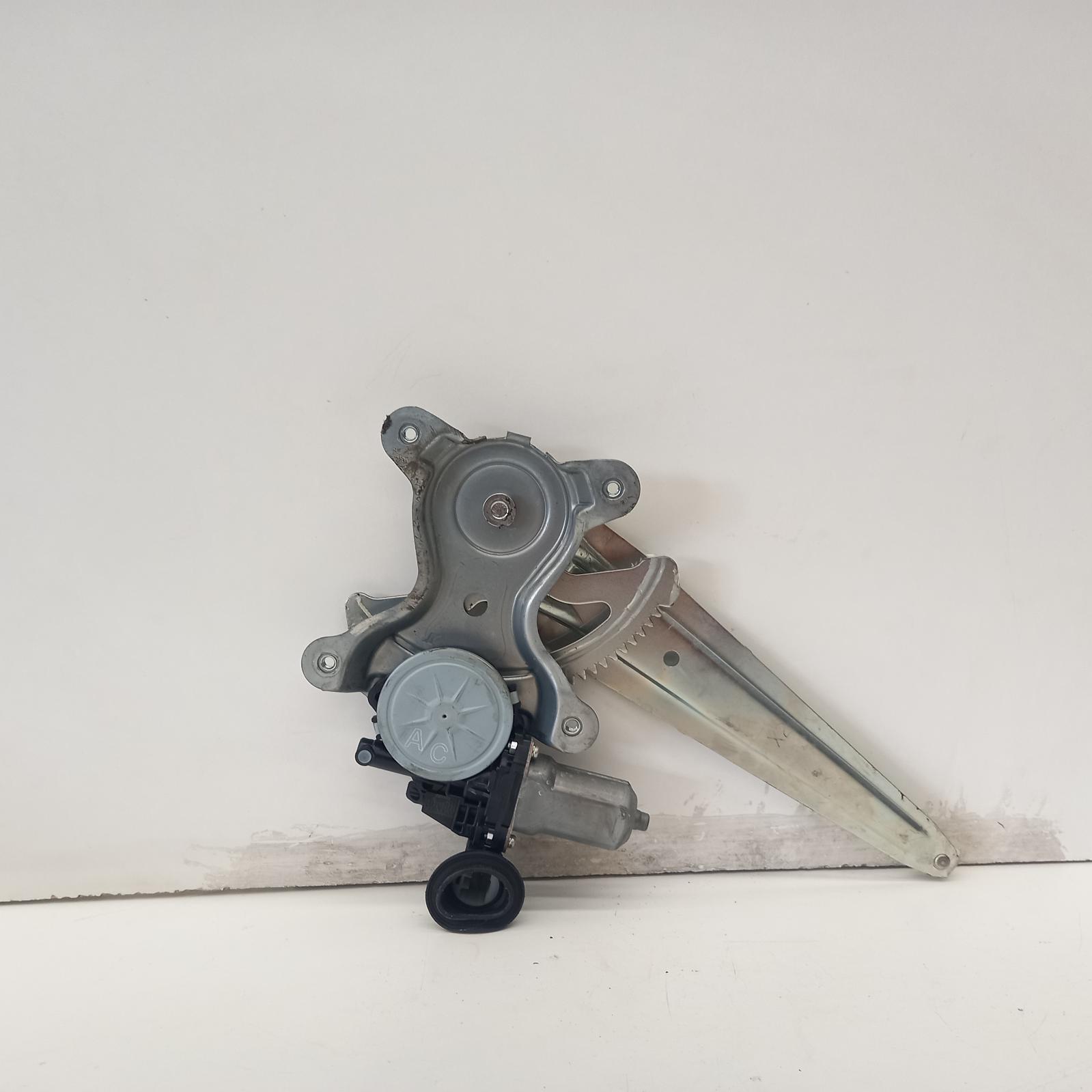 2015 Toyota Yaris Right Rear Wnd Reg/Motor View Auto part Right Rear Wnd Reg/Motor Toyota Yaris 2015