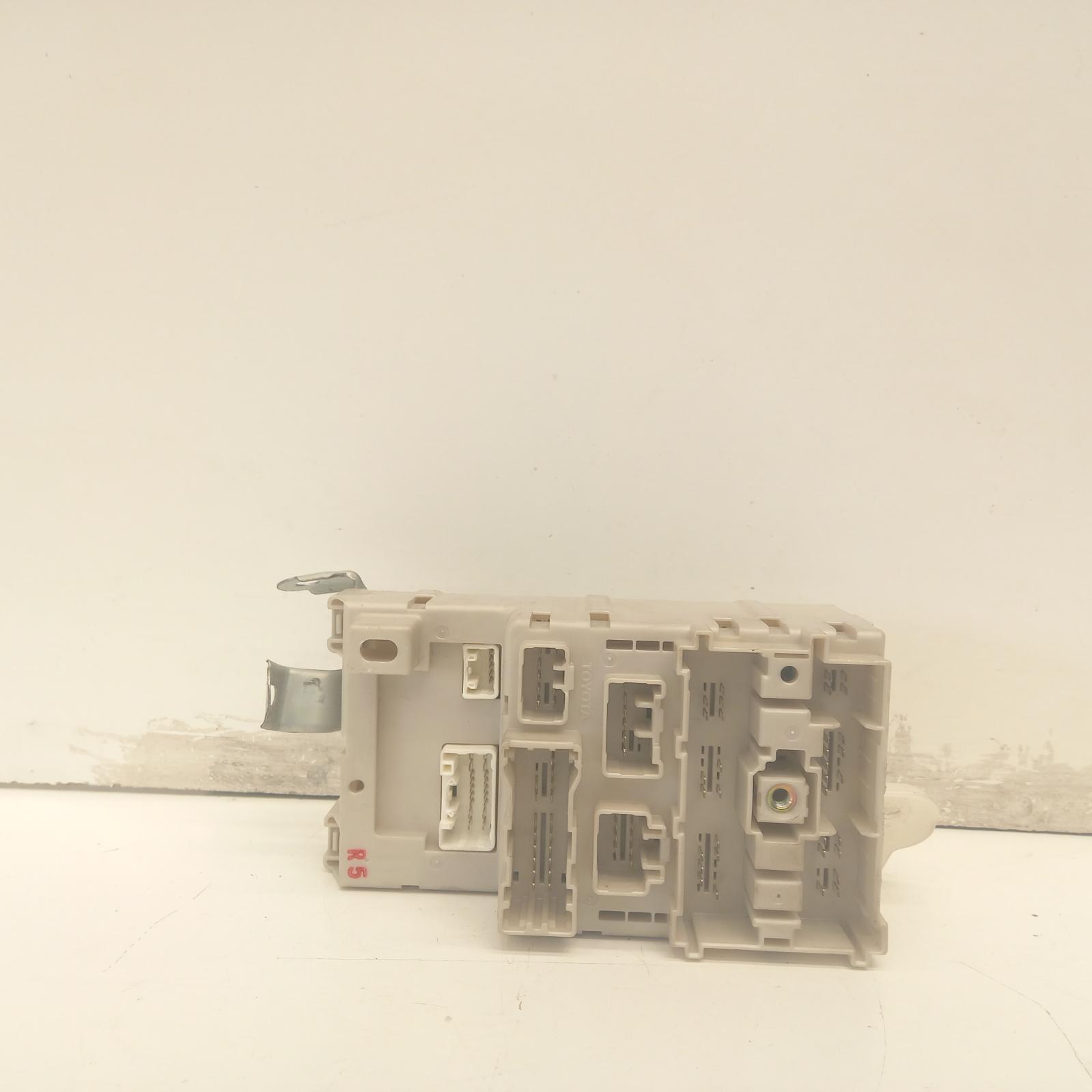 View Auto part Fuse Box Toyota Rav4 2005