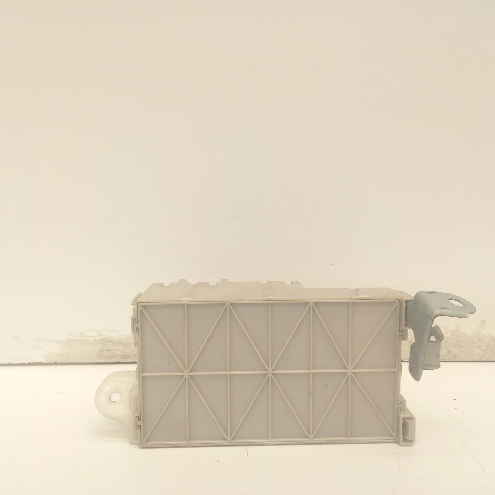 View Auto part Fuse Box Toyota Rav4 2005