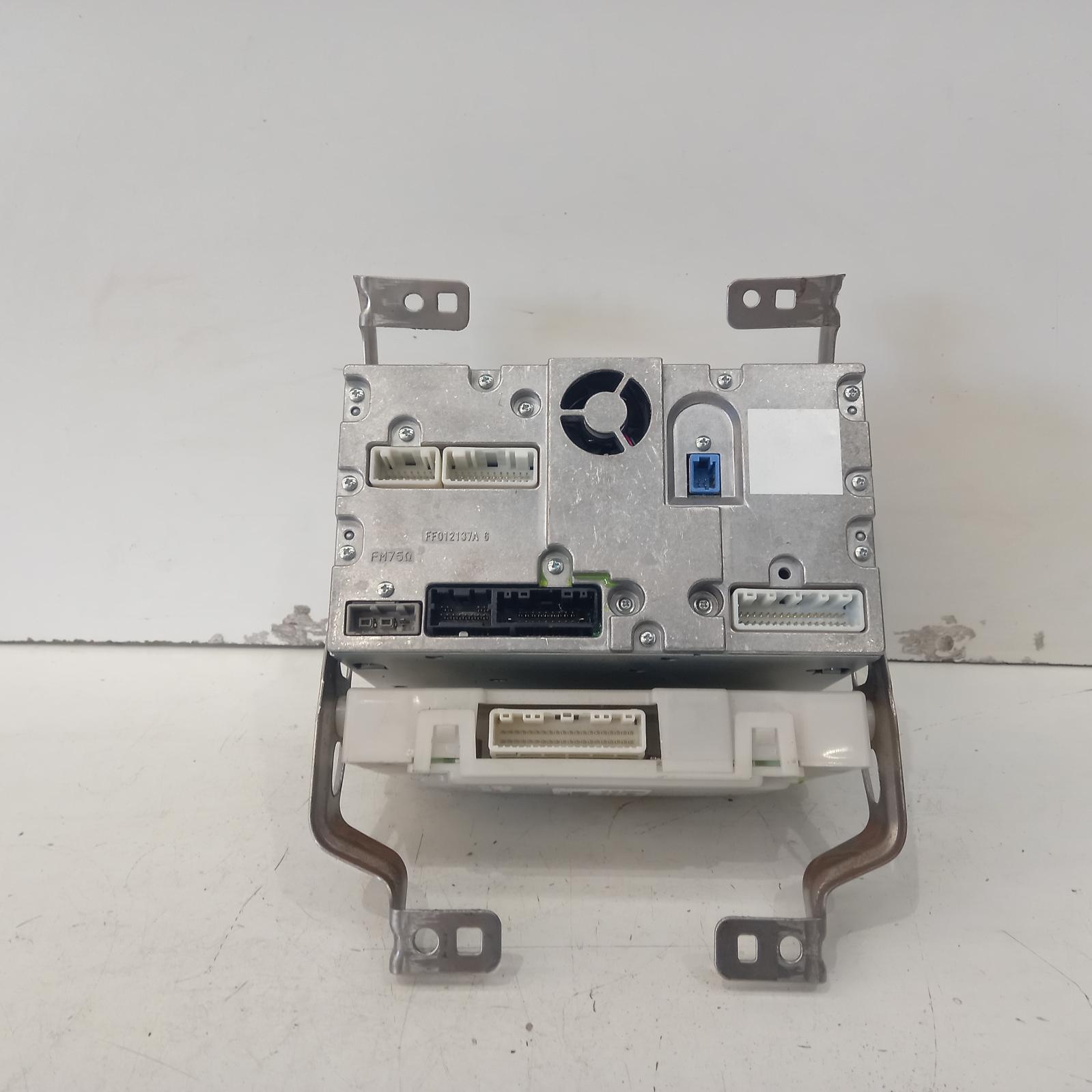 View Auto part Radio/Cd/Dvd/Sat/Tv Nissan Pathfinder 2016