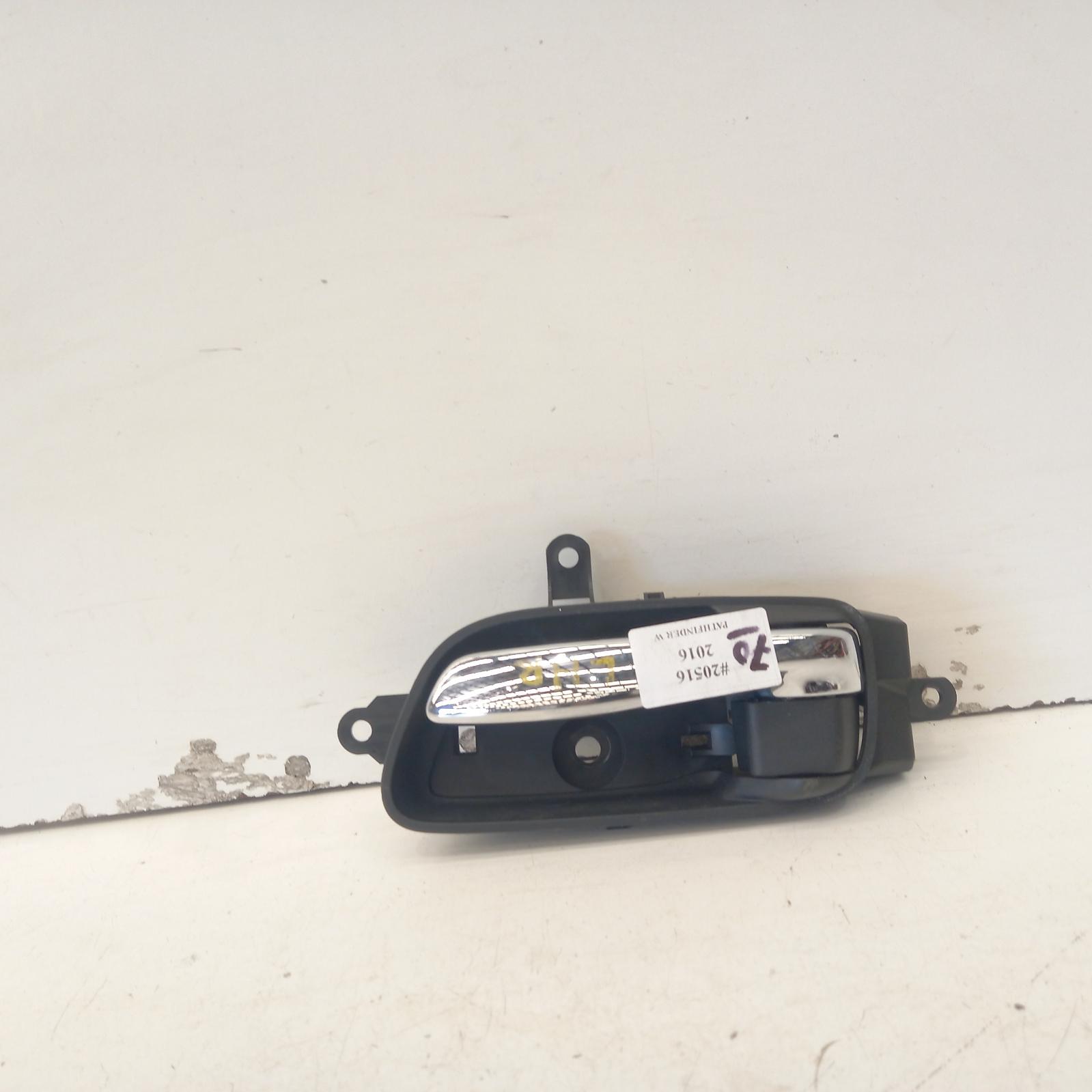 View Auto part Door Handle Nissan Pathfinder 2016