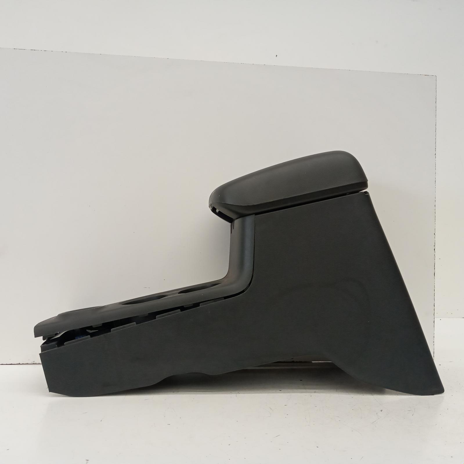 View Auto part Console Mitsubishi Triton 2022