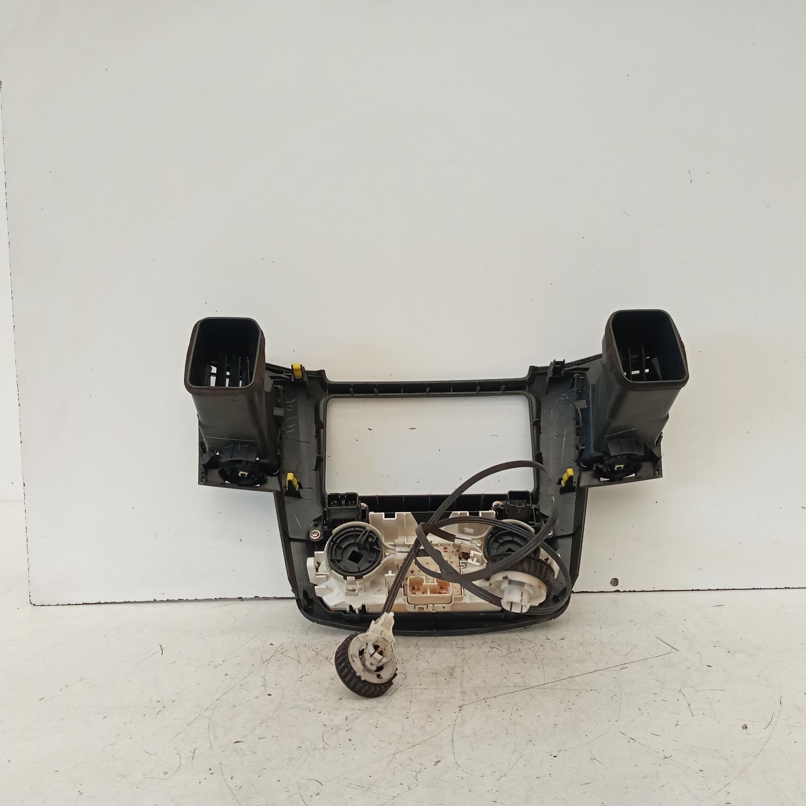 View Auto part Heater/Ac Controls Toyota Hilux 2006