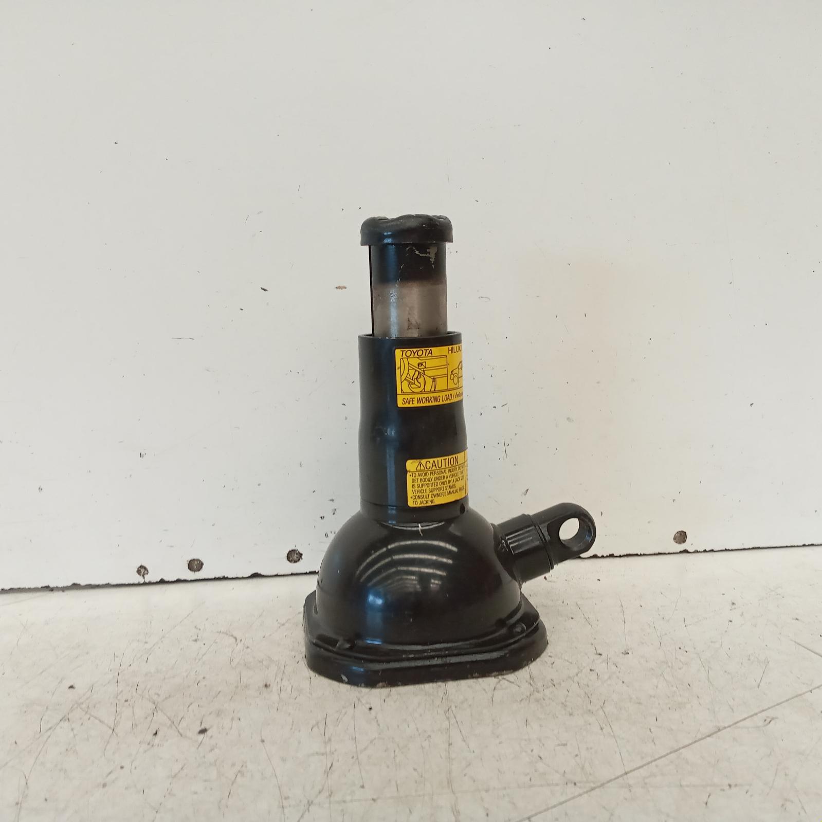 2006 Toyota Hilux Jack View Auto part Jack Toyota Hilux 2006