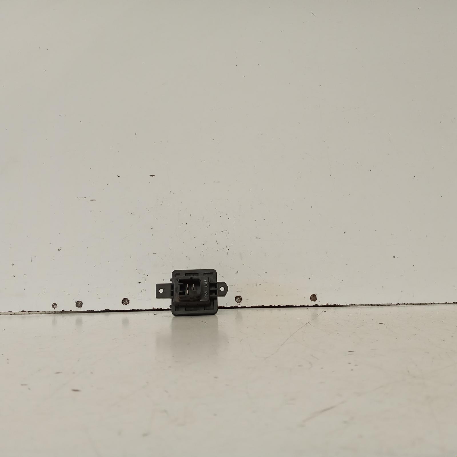 View Auto part Fan Speed Resistor Mitsubishi Triton 2018