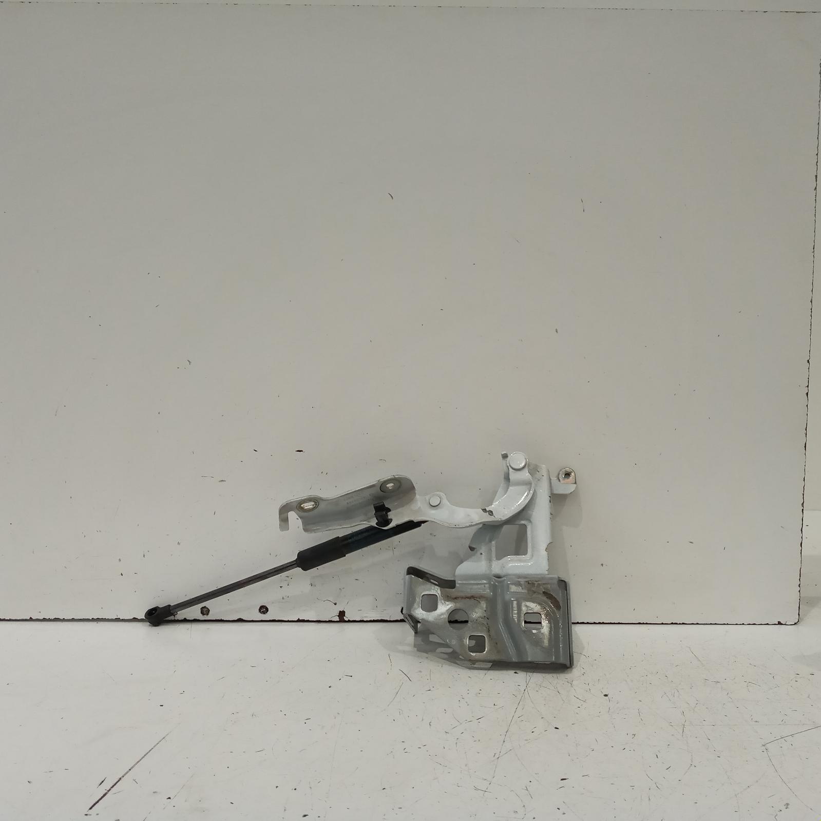 View Auto part Bonnet Hinge/Strut Mitsubishi Express 2022