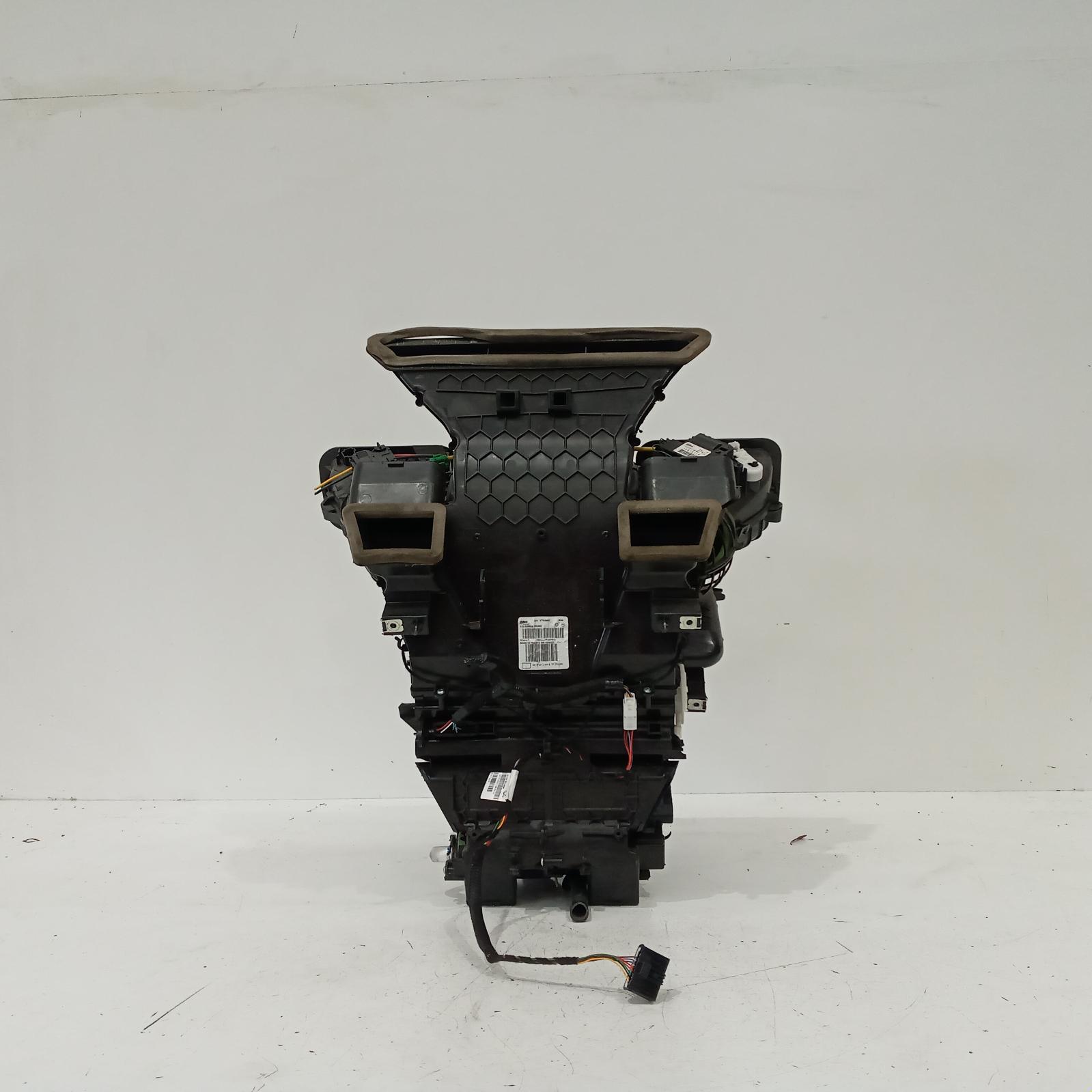 View Auto part Heater Core/Box Mitsubishi Express 2022