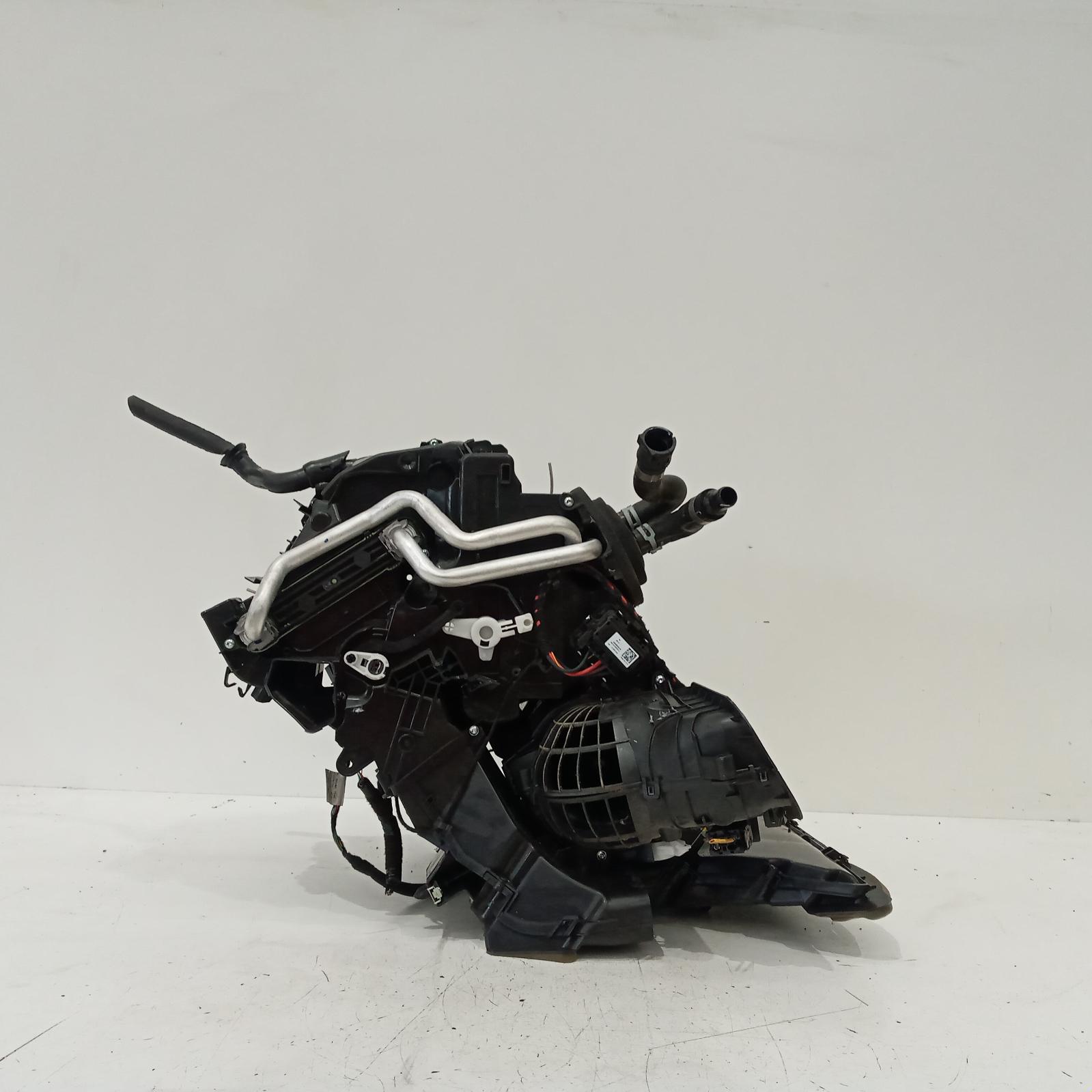 View Auto part Heater Core/Box Mitsubishi Express 2022