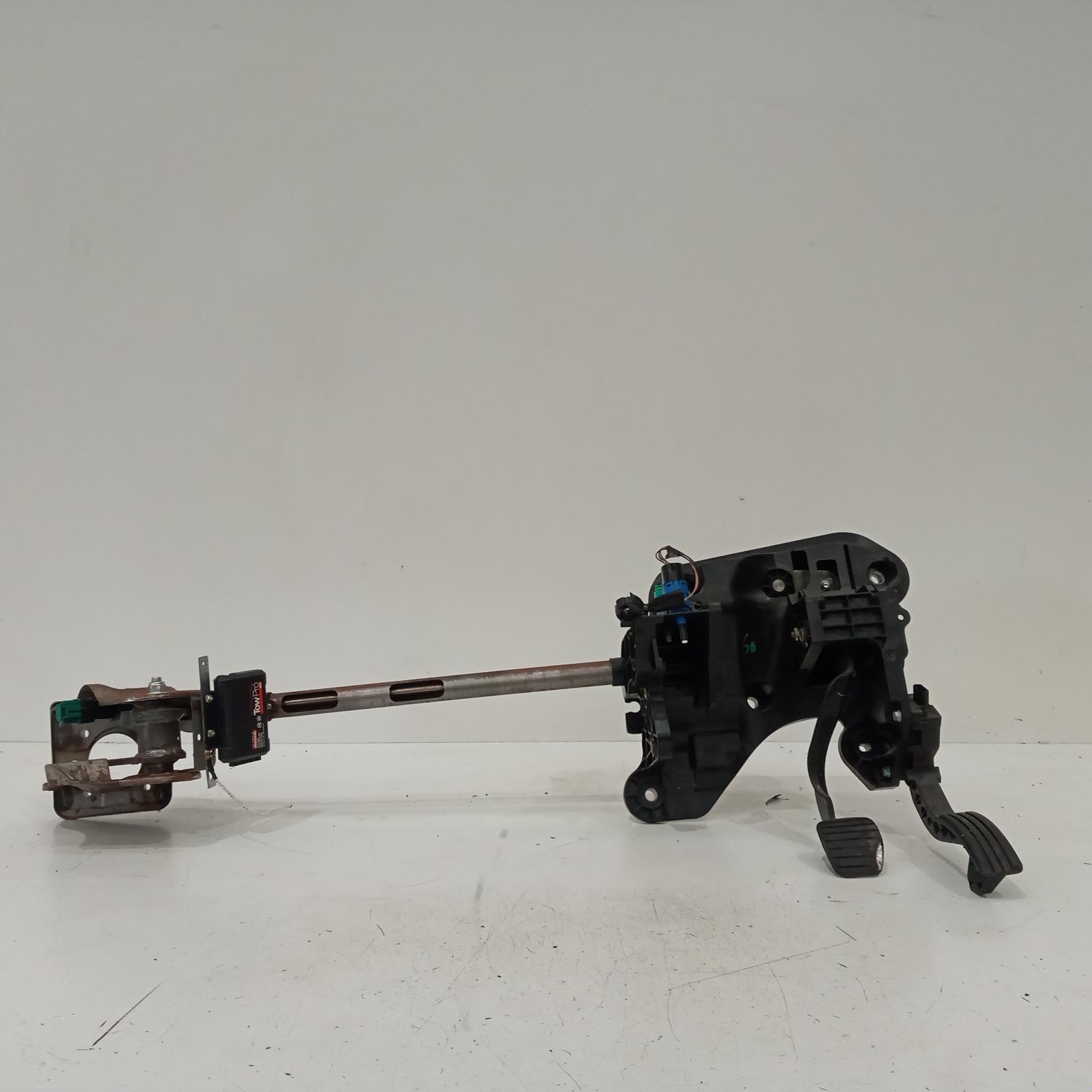 View Auto part Pedal Assembly Mitsubishi Express 2022