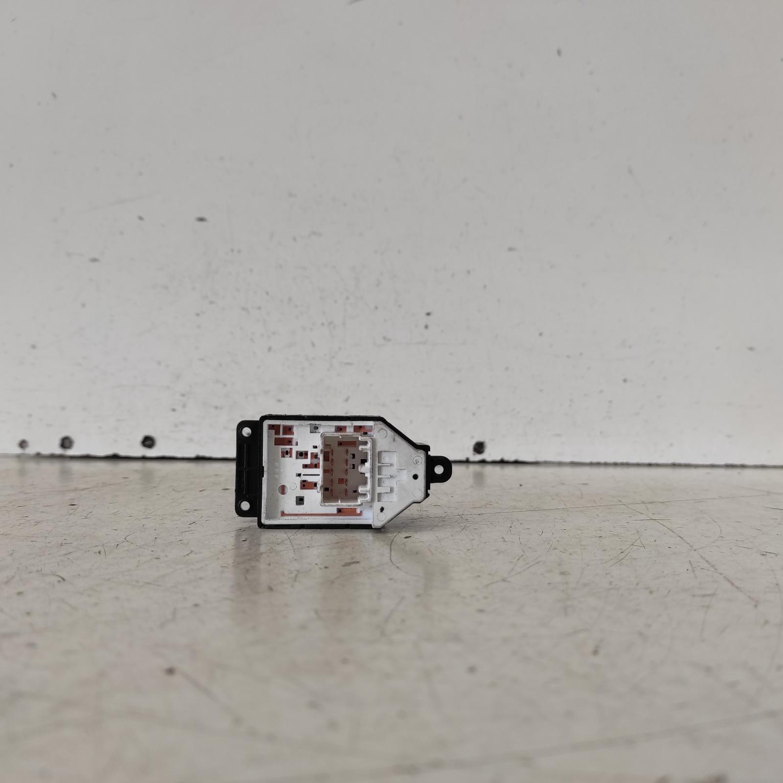 View Auto part Misc Switch/Relay Hyundai Accent 2015