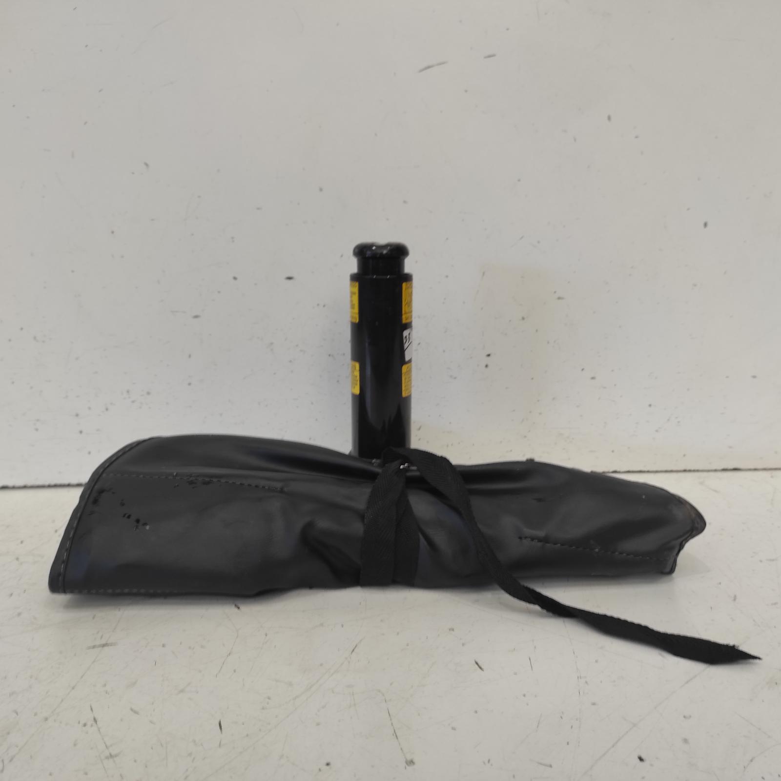 2006 Toyota Hilux Jack/Tool Kit View Auto part Jack/Tool Kit Toyota Hilux 2006