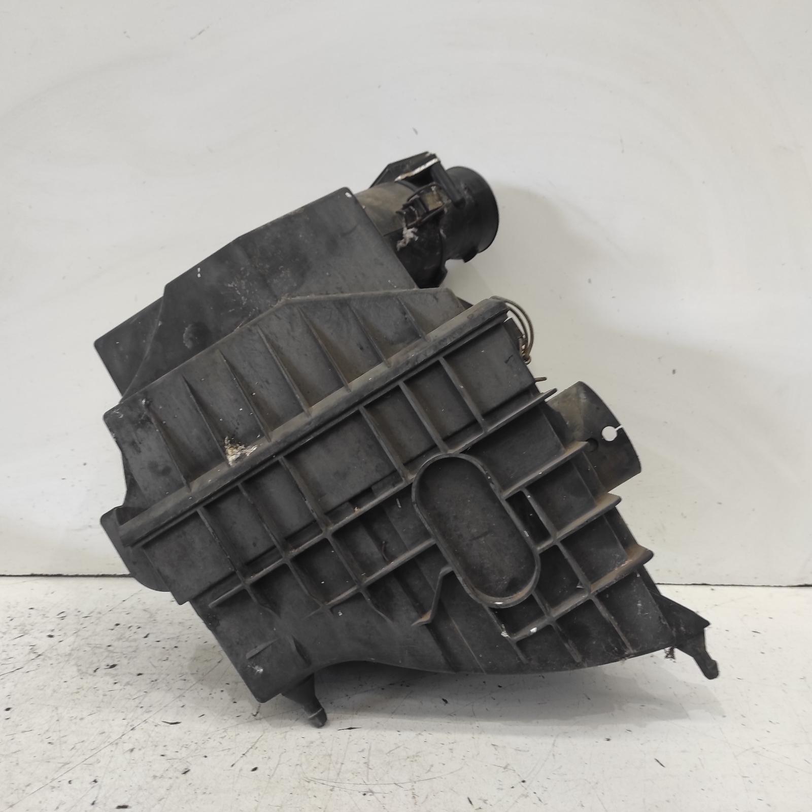 2004 Ford Transit Air Cleaner/Box View Auto part Air Cleaner/Box Ford Transit 2004
