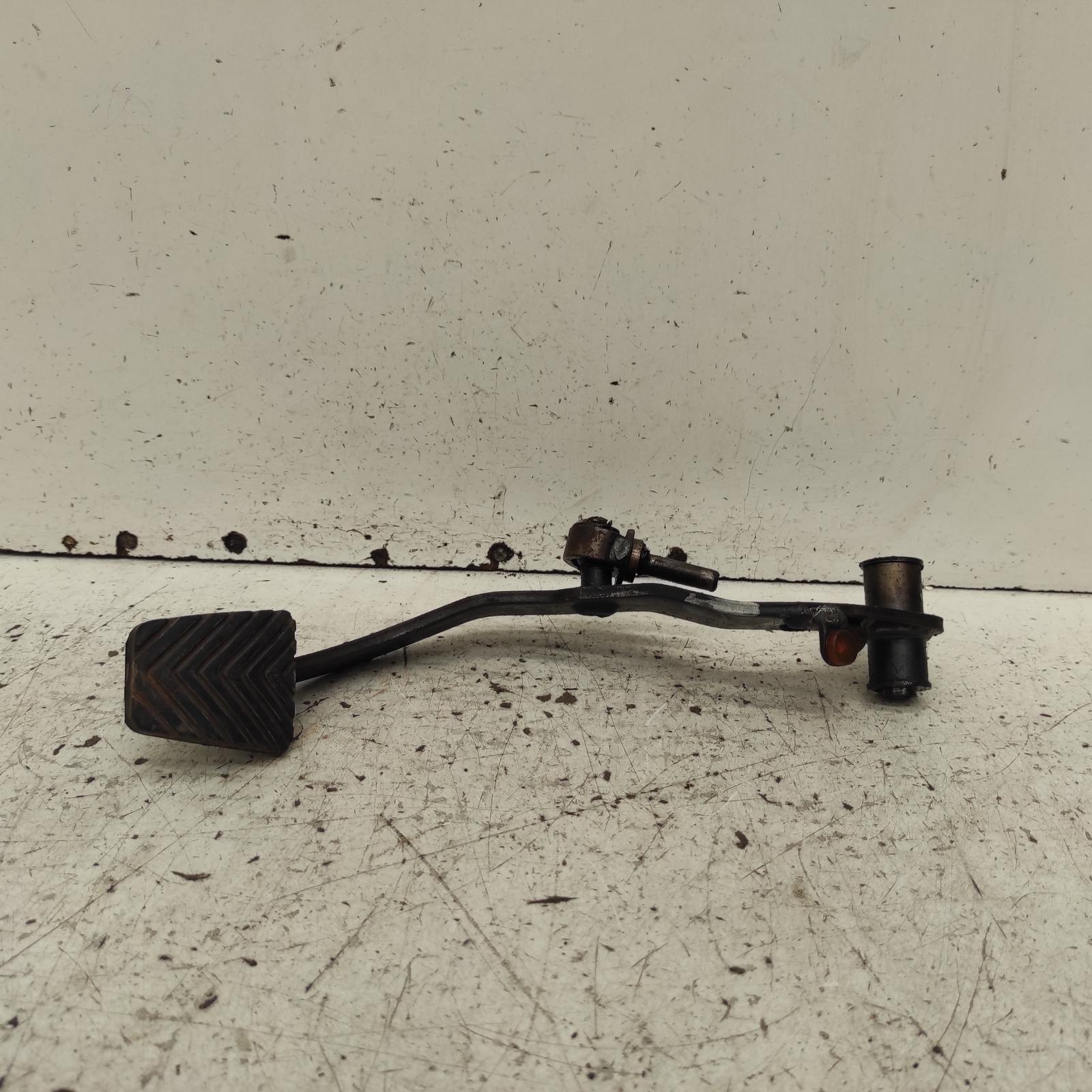 View Auto part Pedal Assembly Mitsubishi Pajero 1994
