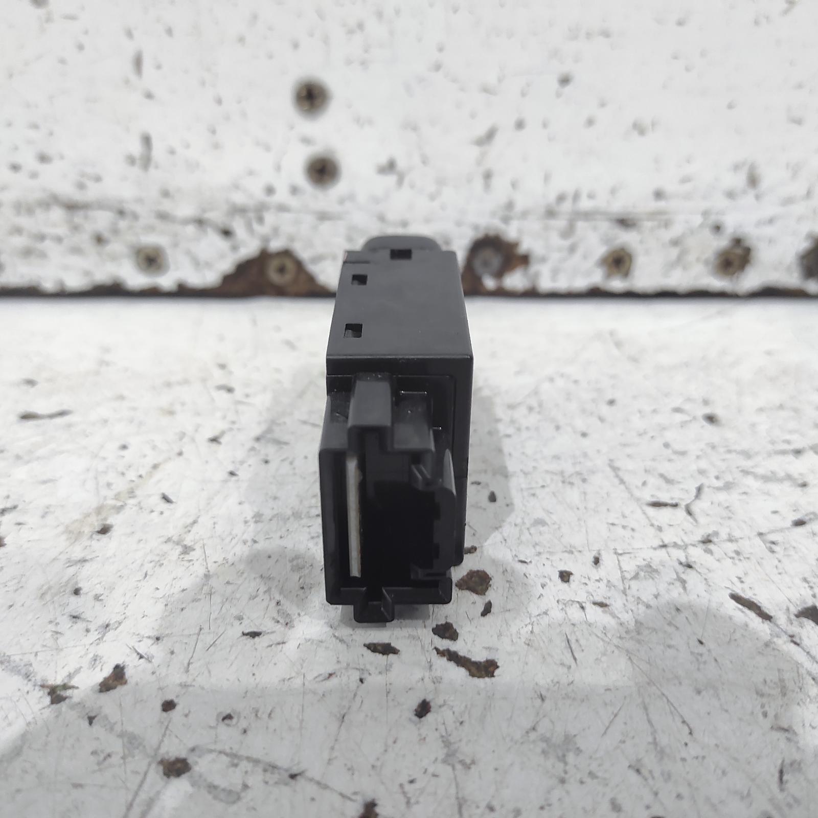 2015 Mitsubishi Asx Misc Switch/Relay View Auto part Misc Switch/Relay Mitsubishi Asx 2015
