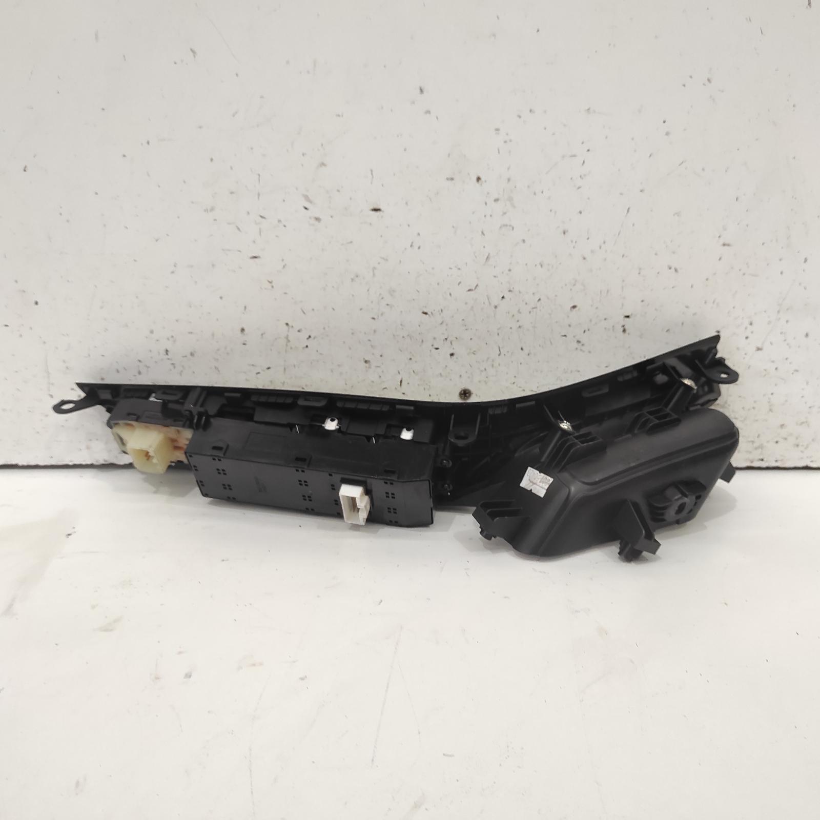 View Auto part Pwr Dr Wind Switch Hyundai I30 2015
