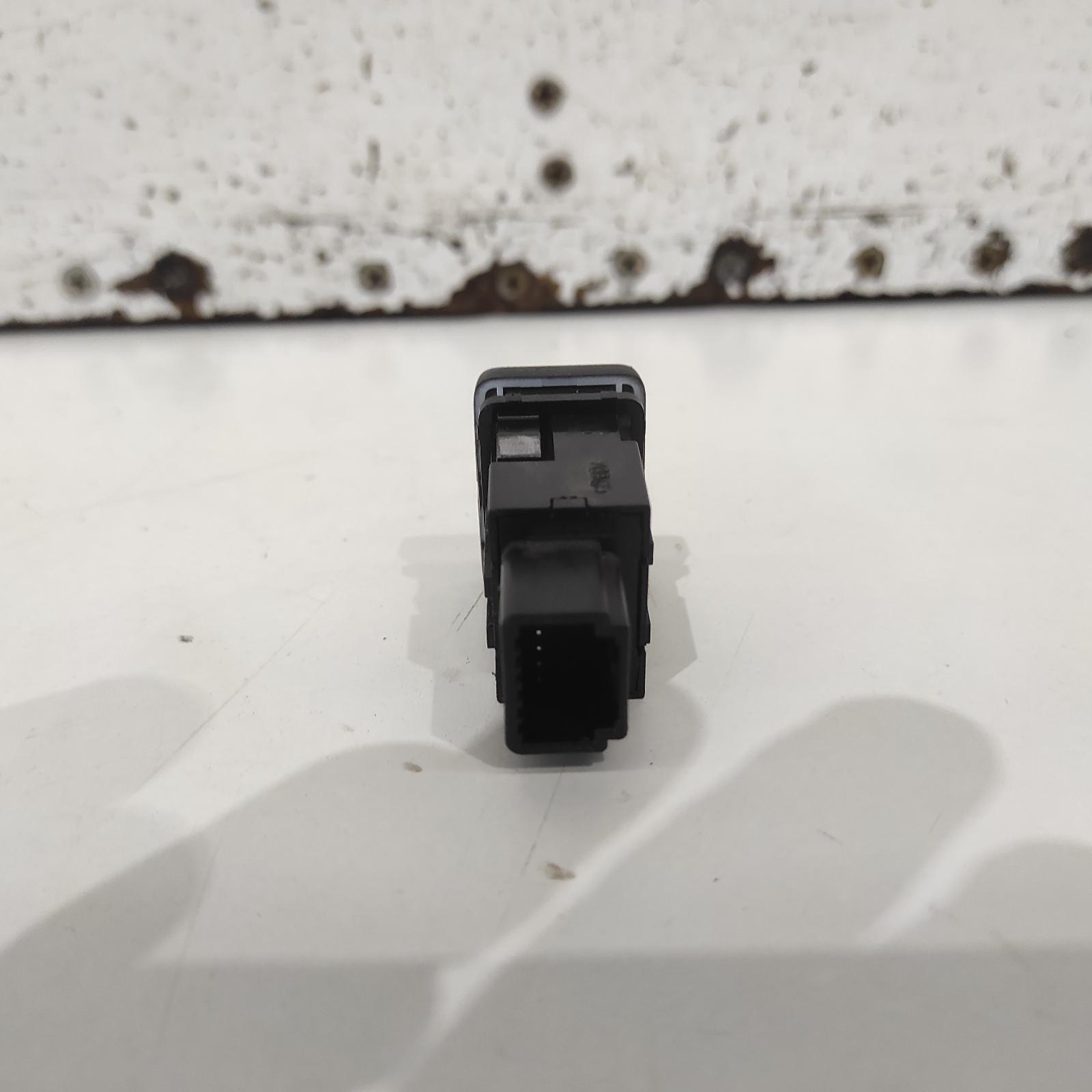 View Auto part Misc Switch/Relay Mitsubishi Pajero 2018