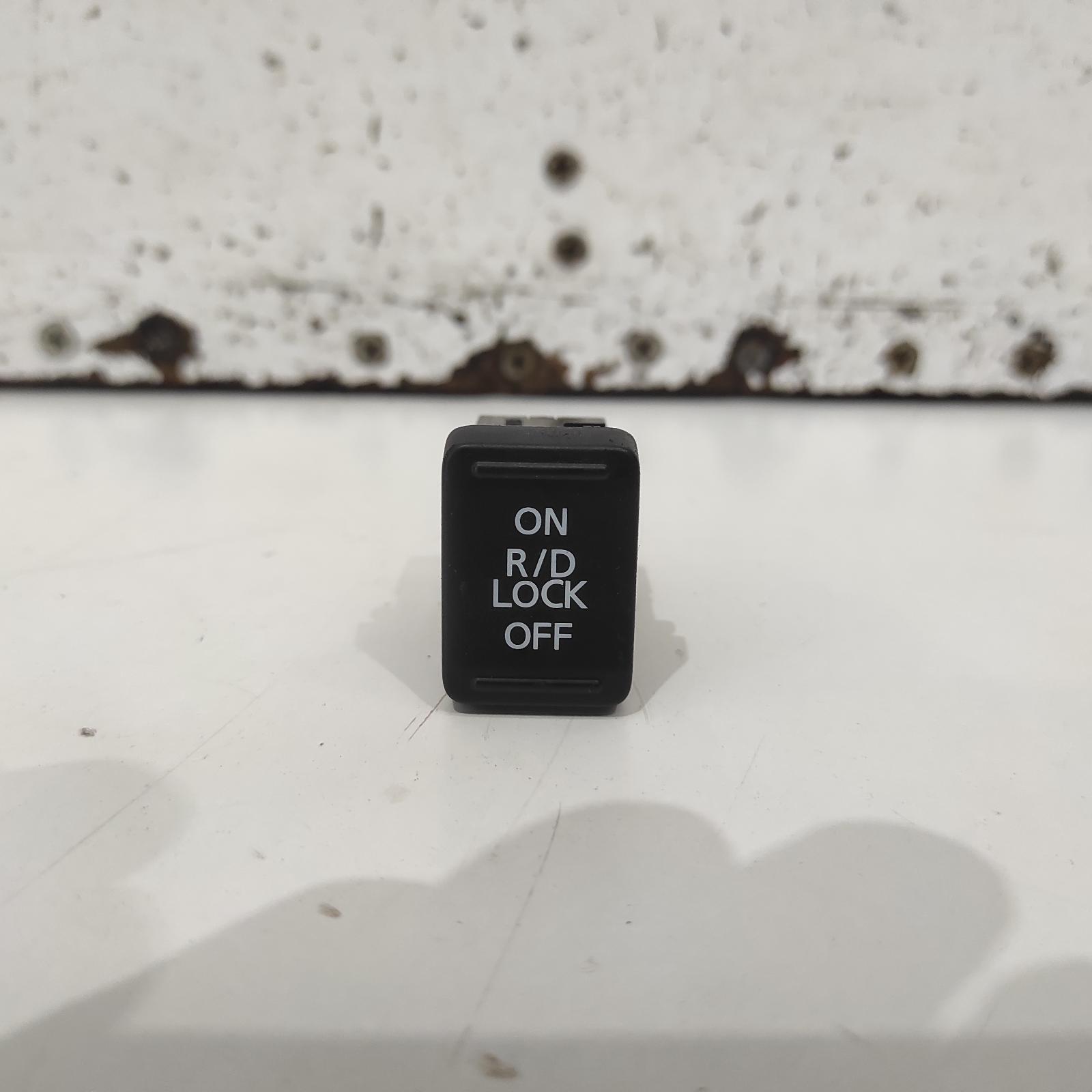 View Auto part Misc Switch/Relay Mitsubishi Pajero 2018