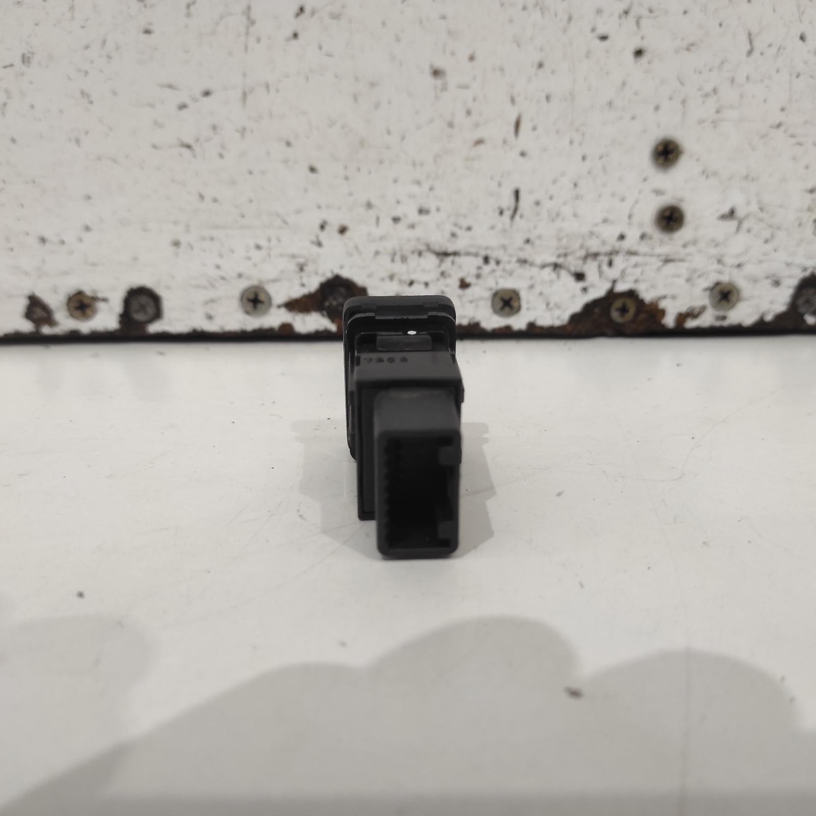 View Auto part Misc Switch/Relay Mitsubishi Pajero 2018
