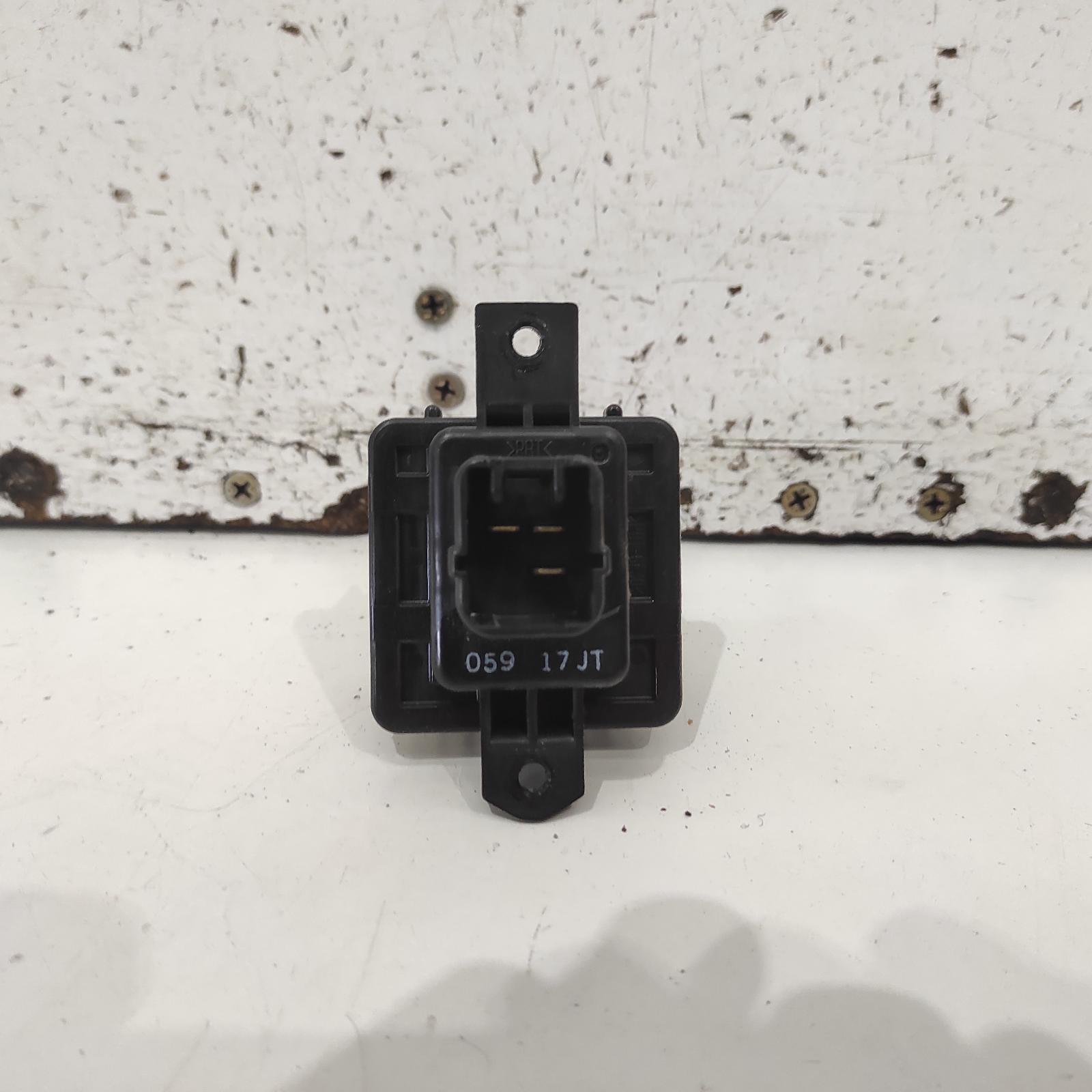 View Auto part Fan Speed Resistor Mitsubishi Pajero 2018